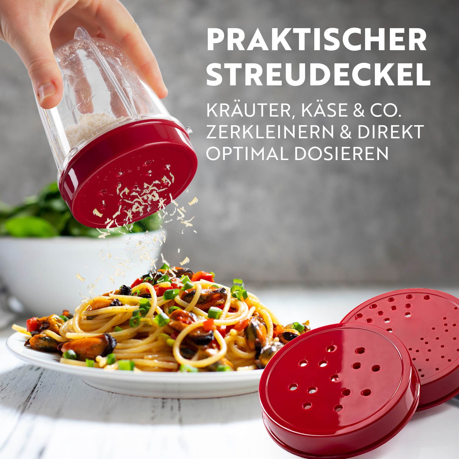 Mr. Magic Mixer - Silber/Rot mit praktischem Streudeckel zum Zerkleinern und Dosieren von Kräutern und Käse bei Pasta.