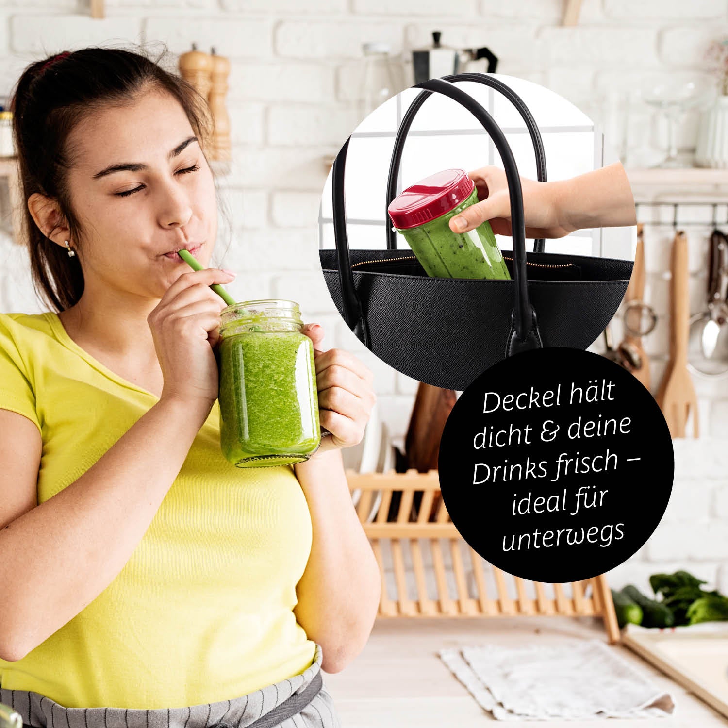 Frau trinkt grünen Smoothie aus Glas, daneben Mr. Magic Mixer - Silber/Rot Behälter mit rotem Deckel im Fokus.