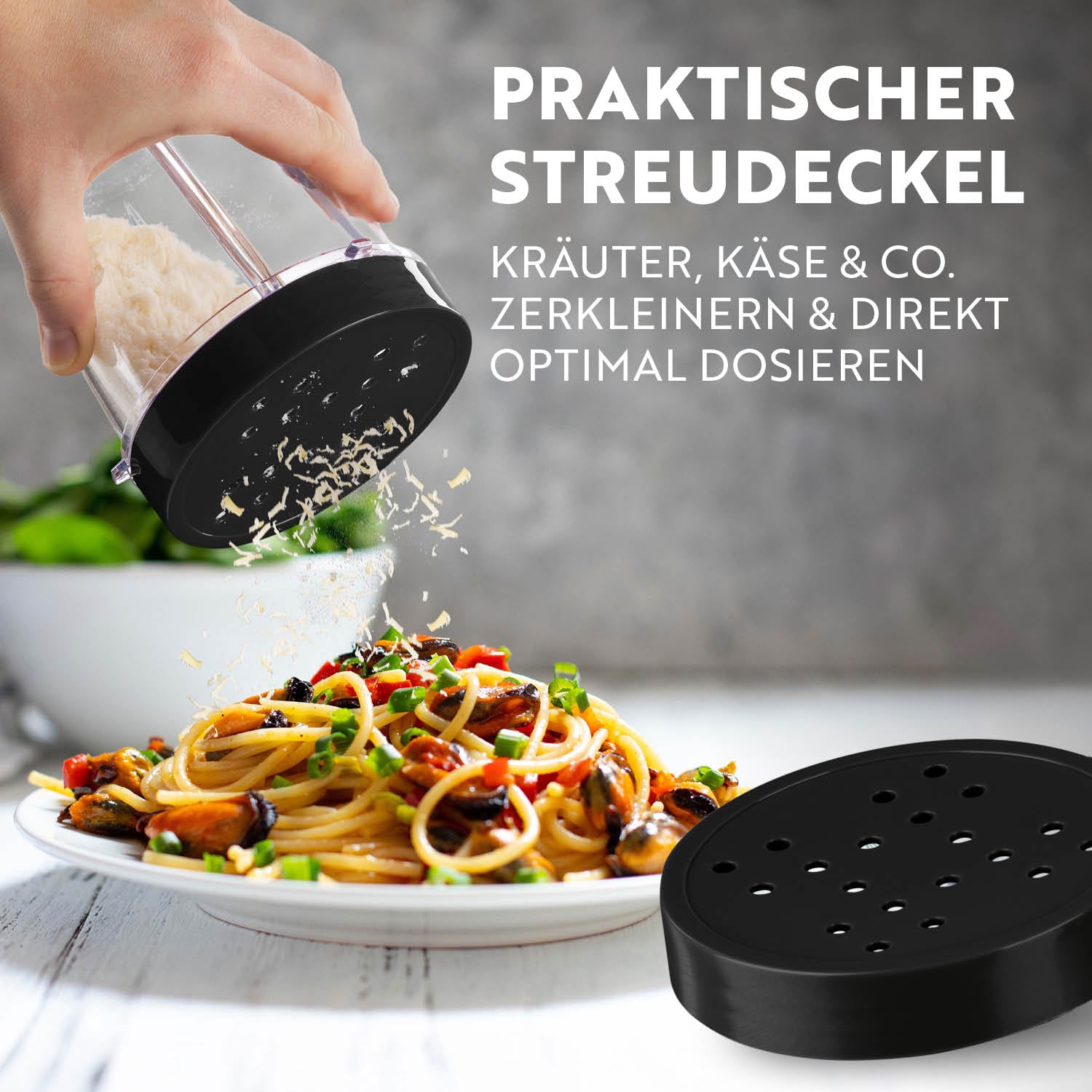 Nutrition Mixer Schwarz/Silber mit praktischem Streudeckel zum Zerkleinern und Dosieren von Kräutern, Käse und weiteren Zutaten.