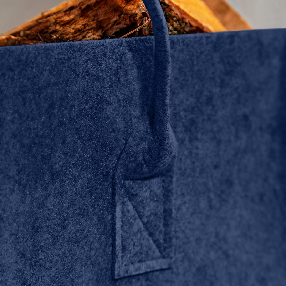 Kaminholztasche aus Filz mit Tragegriff - 50 x 25 x 25 cm - Mitternachtsblau mit sichtbaren Holzscheiten