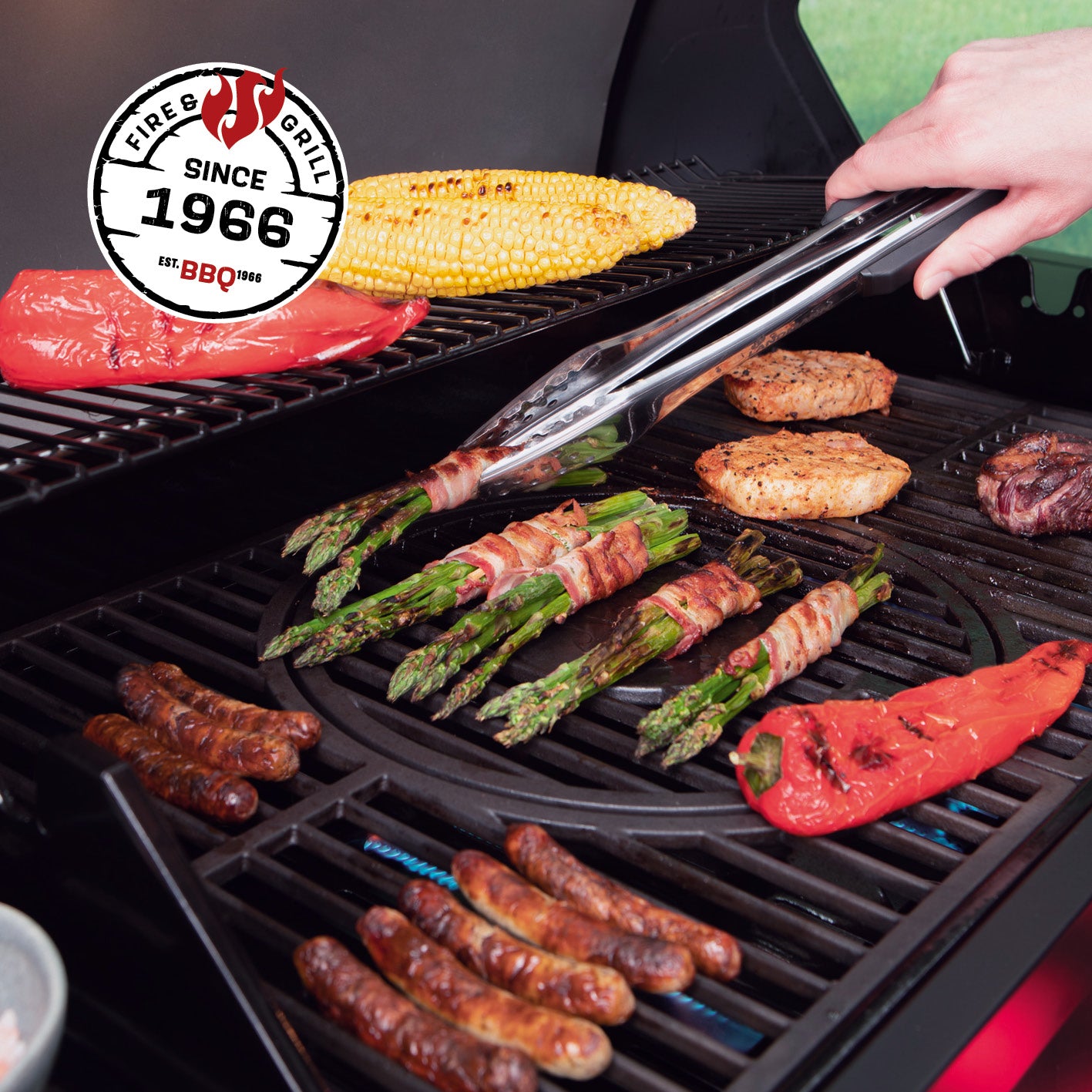 Gasgrill COOL BLACK 4.1 maxX mit verschiedenen Grillzonen, Gartemperatur bis 800 °C, gegrilltem Gemüse und Fleisch.