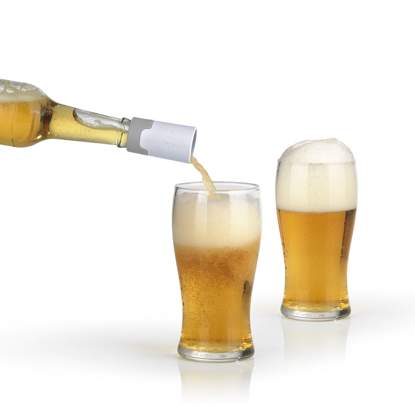 Bier-Aufbereiter Flaschenaufsatz in Galerieposition 12 zeigt Bierfluss und Schaum in zwei Biergläsern quadratisch 1417x1417px