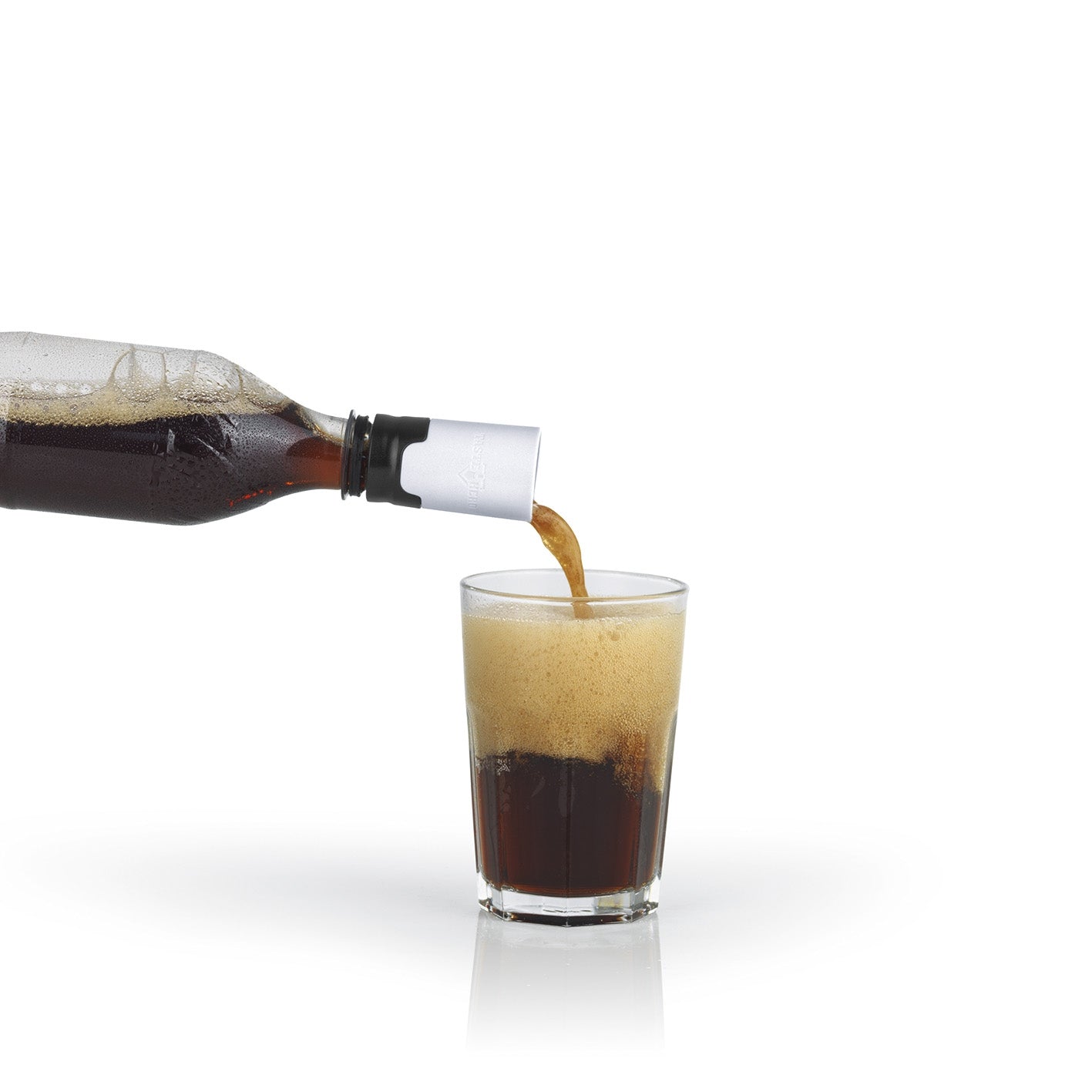Bier-Aufbereiter auf Flasche appliziert, der Bierfluss in Glas mit angenehmer Schaumkrone zeigt, Galerieposition 14 quadratisch.