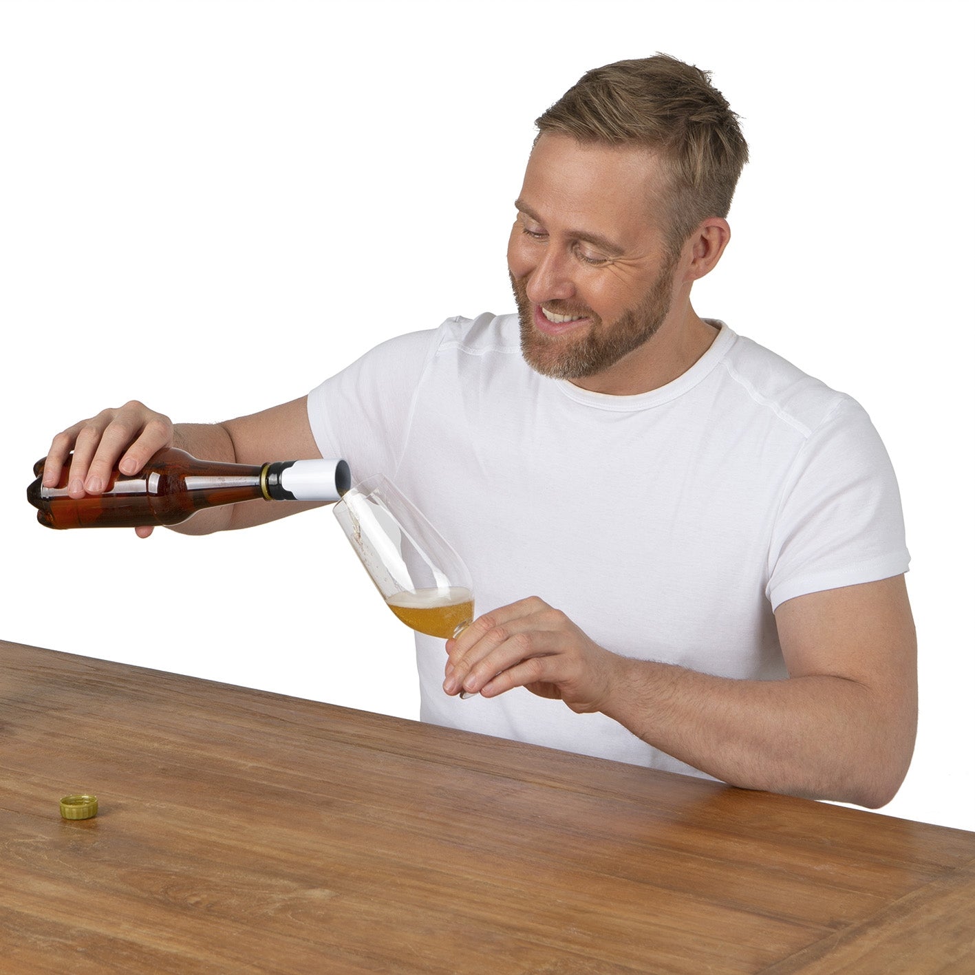 Mann schenkt Bier mit Bier-Aufbereiter in Glas ein, 16. Bild der Galerie, quadratisch 1417x1417 Pixel.