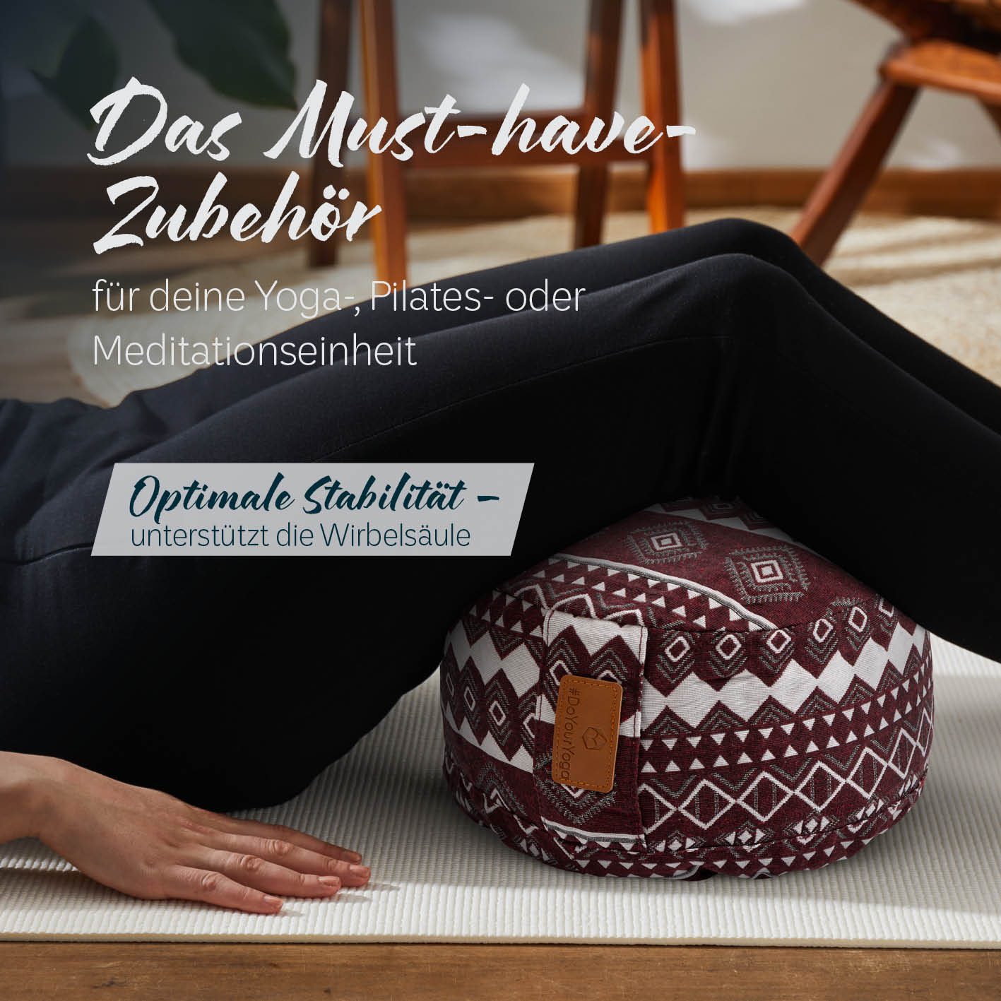 Yoga-Kissen Vishnu - gefüllt mit Bio-Dinkelspelz, rund 30x30x15 cm, rot-weiß, ideal für Yoga, Pilates und Meditation.