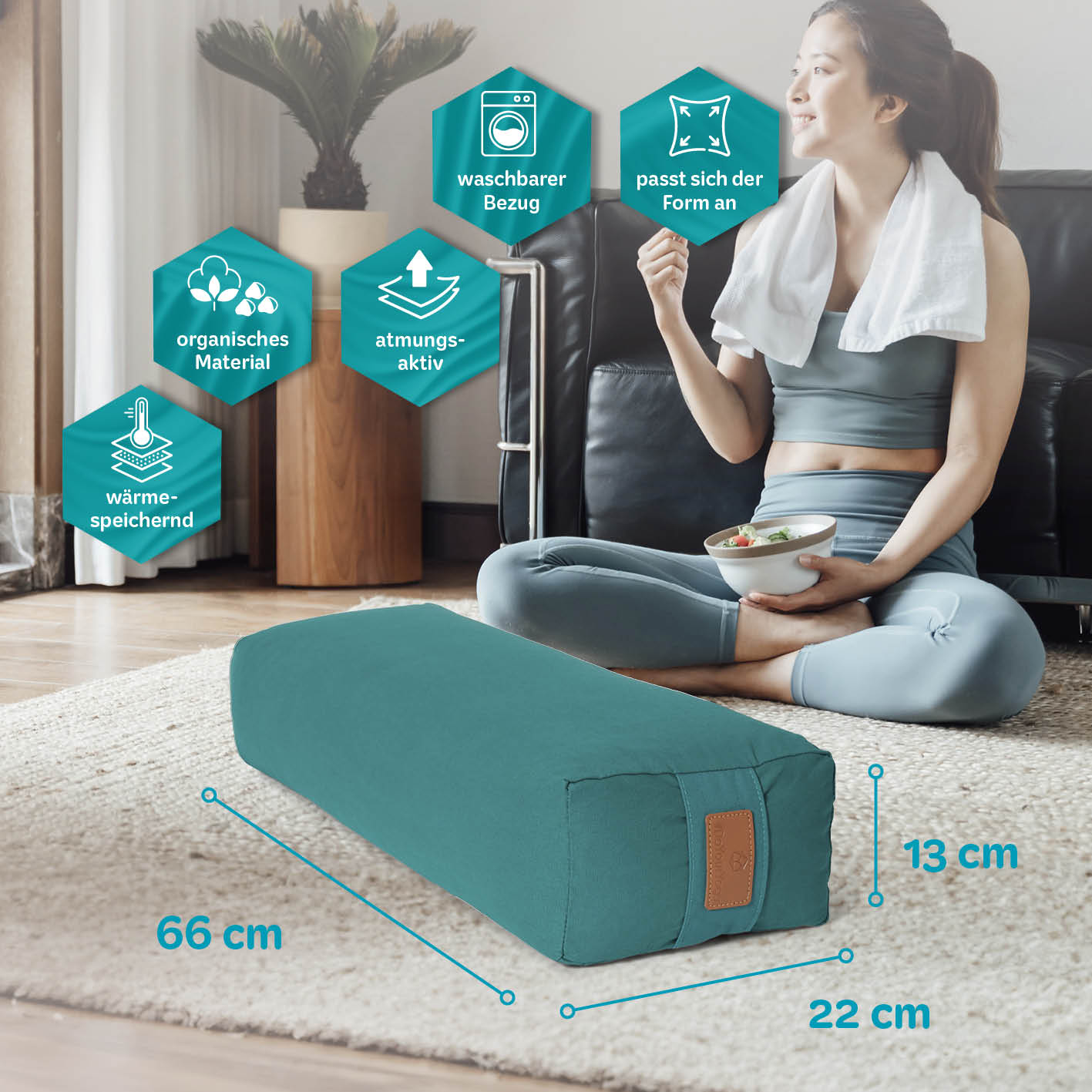 Yoga-Bolster Paravati mit Bio-Buchweizenschalen, waschbarem Bezug, 67x22x13 cm, flexibel und atmungsaktiv, in Dunkelgrün.