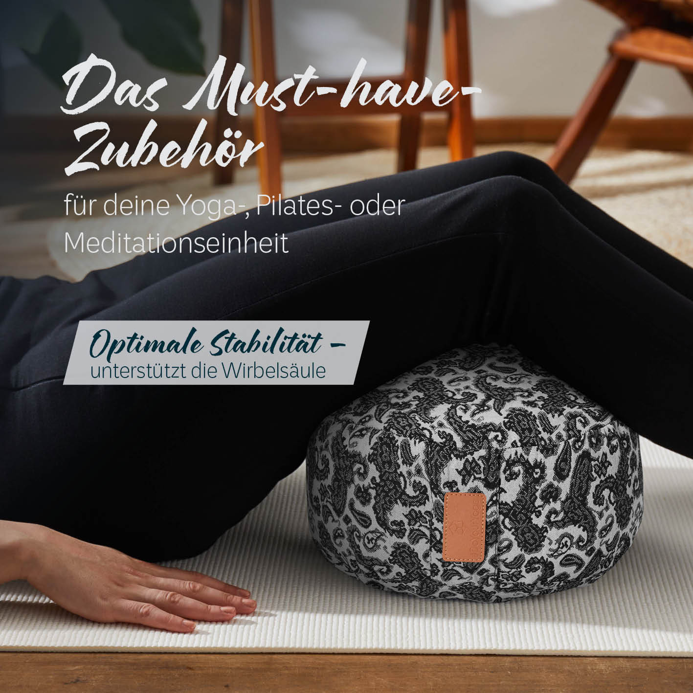 Yoga-Kissen Vishnu rund 30x30x15 cm Style 3 Weiß-Schwarz, gefüllt mit Bio-Buchweizenschalen, ideal für Yoga, Pilates und Meditation.