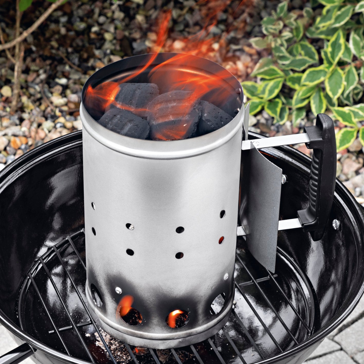 Anzündkamin - 27 x 16,5 cm - Edelstahl/schwarz zum schnellen Durchglühen der Holzkohle mit Sicherheitsgriff und Hitzeschild.