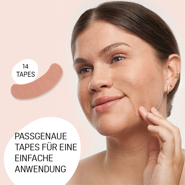 Frau klebt Hyaluron-Skintape "Smile Tape" auf die Wange, 14 Tapes für einfache Anwendung, reduziert Nasolabialfalte.