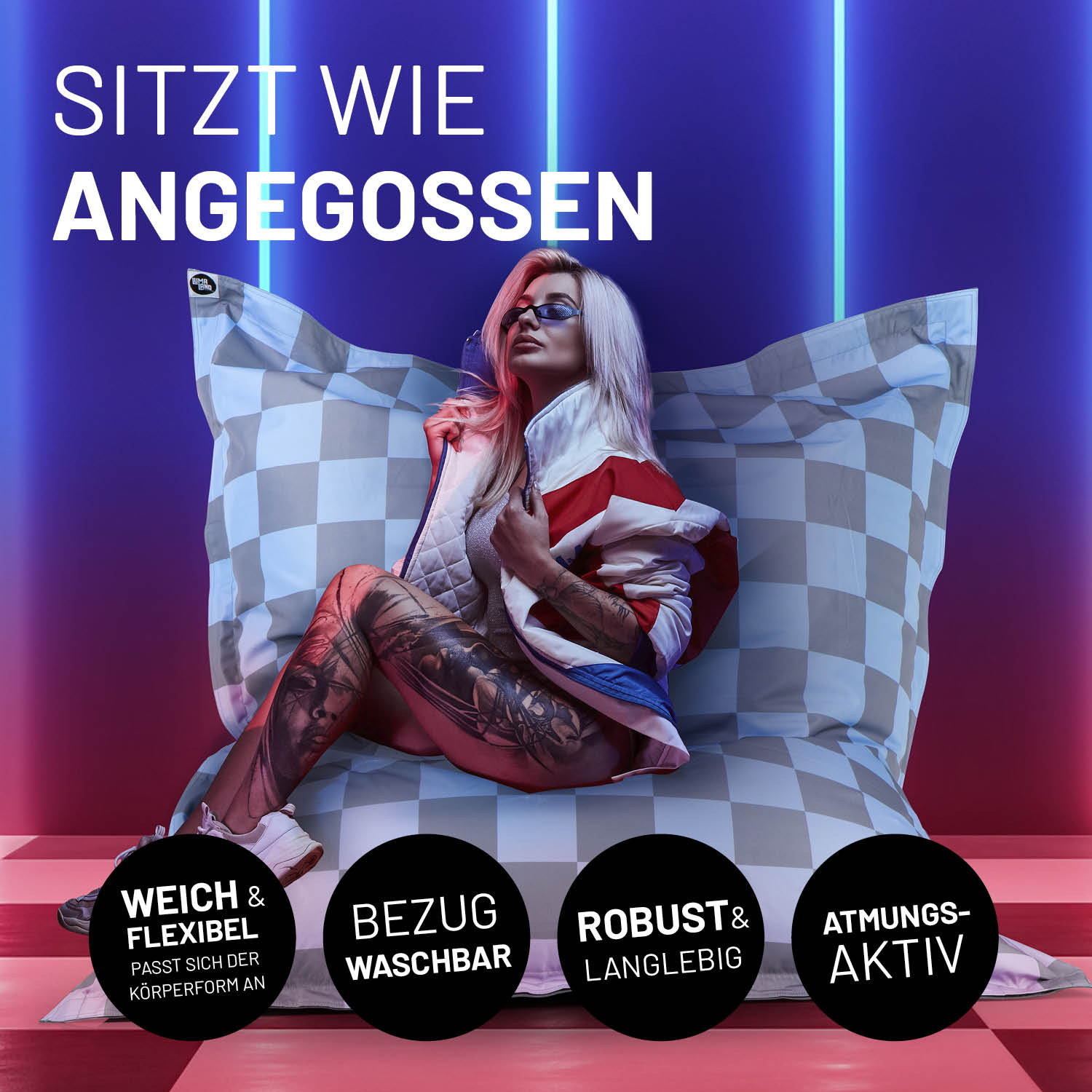 Frau sitzt gemütlich auf XXL-Sitzsack Karo - Blau/Grau mit weichem, flexiblem Bezug und robustem, waschbarem Design.