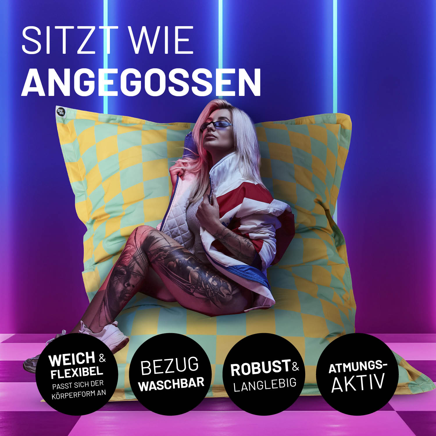 Frau sitzt bequem auf XXL-Sitzsack Karo - Pastellgrün/Senfgelb mit trendigem Karomuster und flexiblem, robustem Bezug.