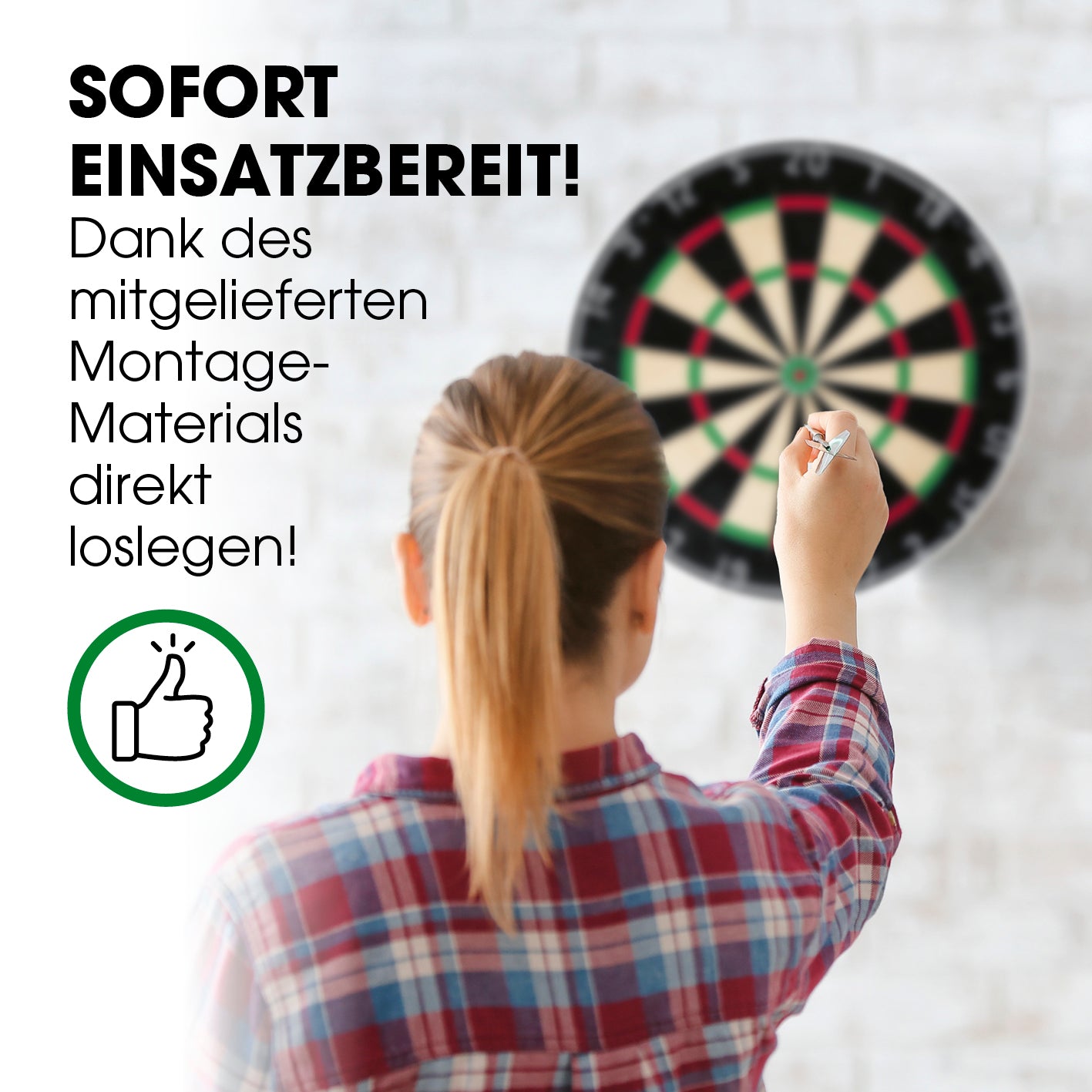 Frau wirft Dartpfeil auf Sisal-Dartscheibe, die dank Montage-Material sofort einsatzbereit ist.