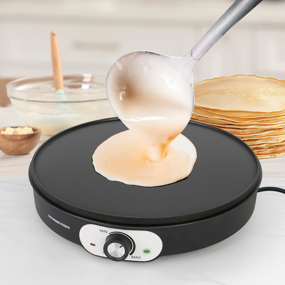 Crêpe Maker mit antihaftbeschichteter Platte beim Zubereiten eines Crêpes mit Teigkelle