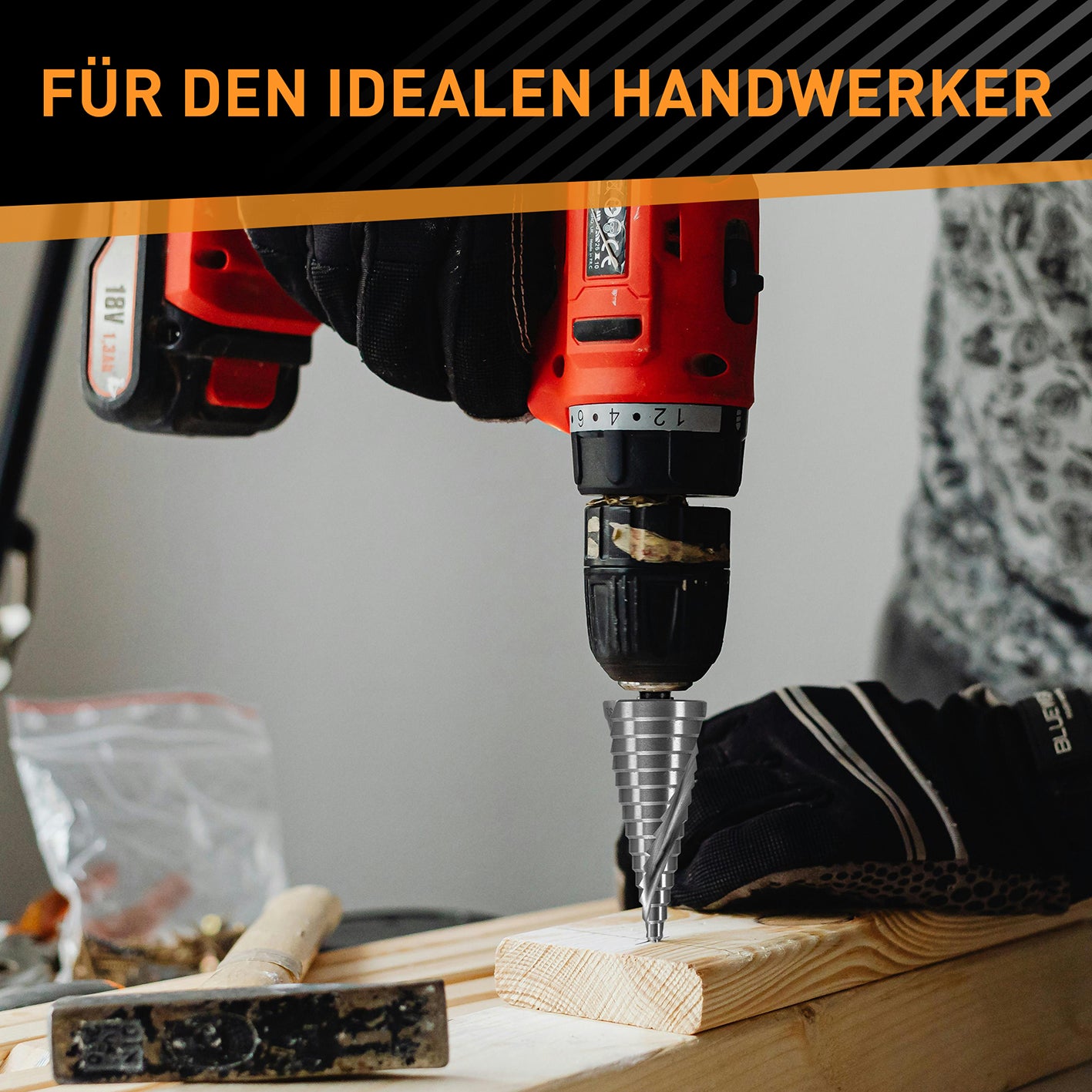 Stufenbohrer Ø 4-32mm im Einsatz zum Bohren von Holz mit Akku-Bohrmaschine und Schutzhandschuhen.