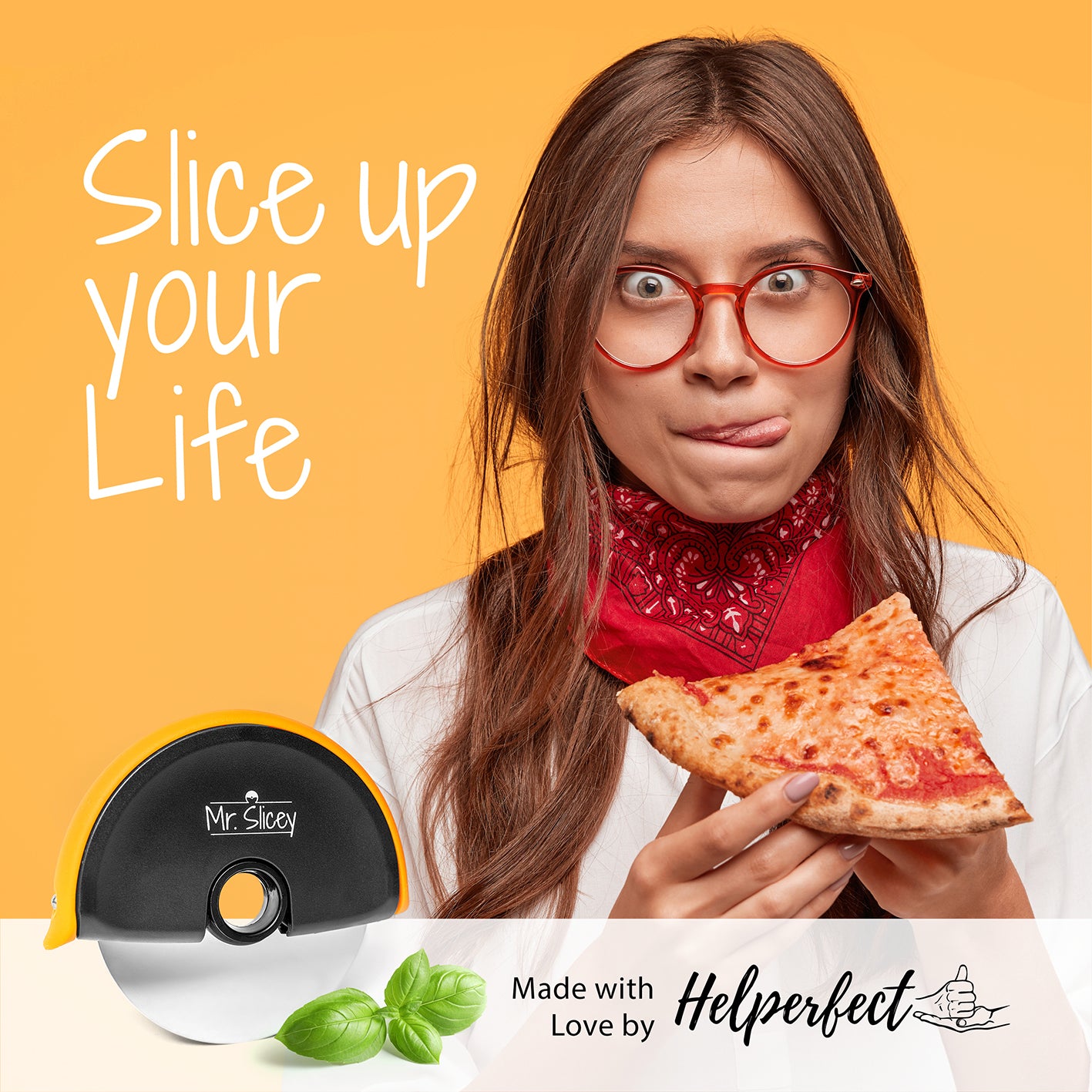 Pizzaschneider Mr. Slicey + Sicherheits-Gummilippe neben lächelnder Frau mit Pizzastück vor orangefarbenem Hintergrund, Galeriebild 2