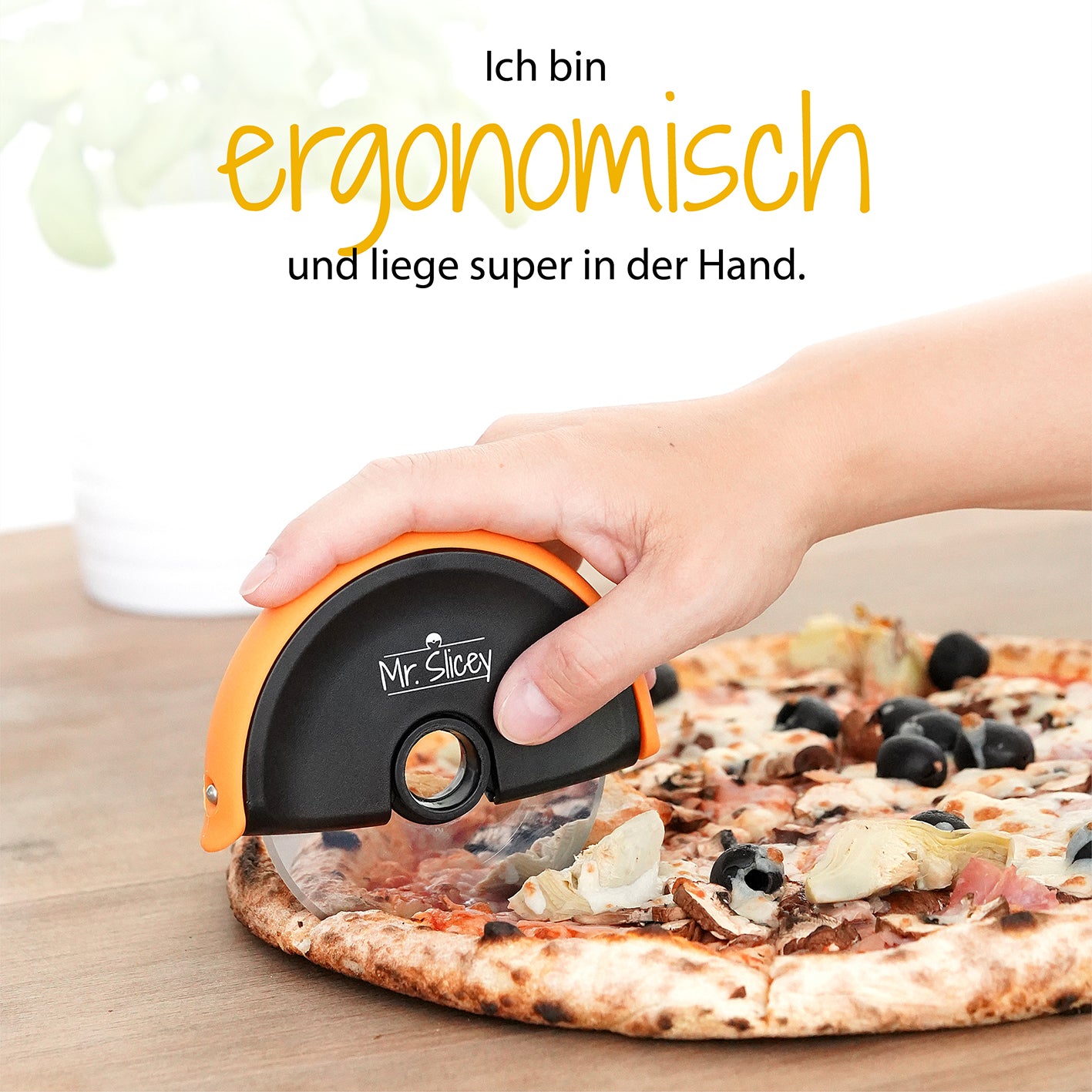 Pizzaschneider Mr. Slicey + Sicherheits-Gummilippe in Quadratformat, ergonomisch und sicher beim Schneiden der Pizza.