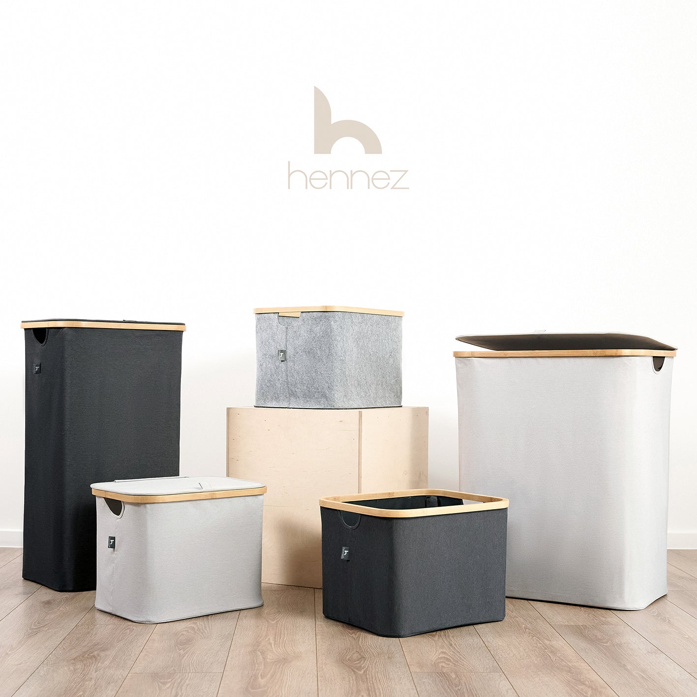 Aufbewahrungskorb "Adrian" 100 l mit Deckel in Dunkelgrau, verschließbar, klappbar, mit Bambus-Applikation, ideal für Wäsche und Aufbewahrung.