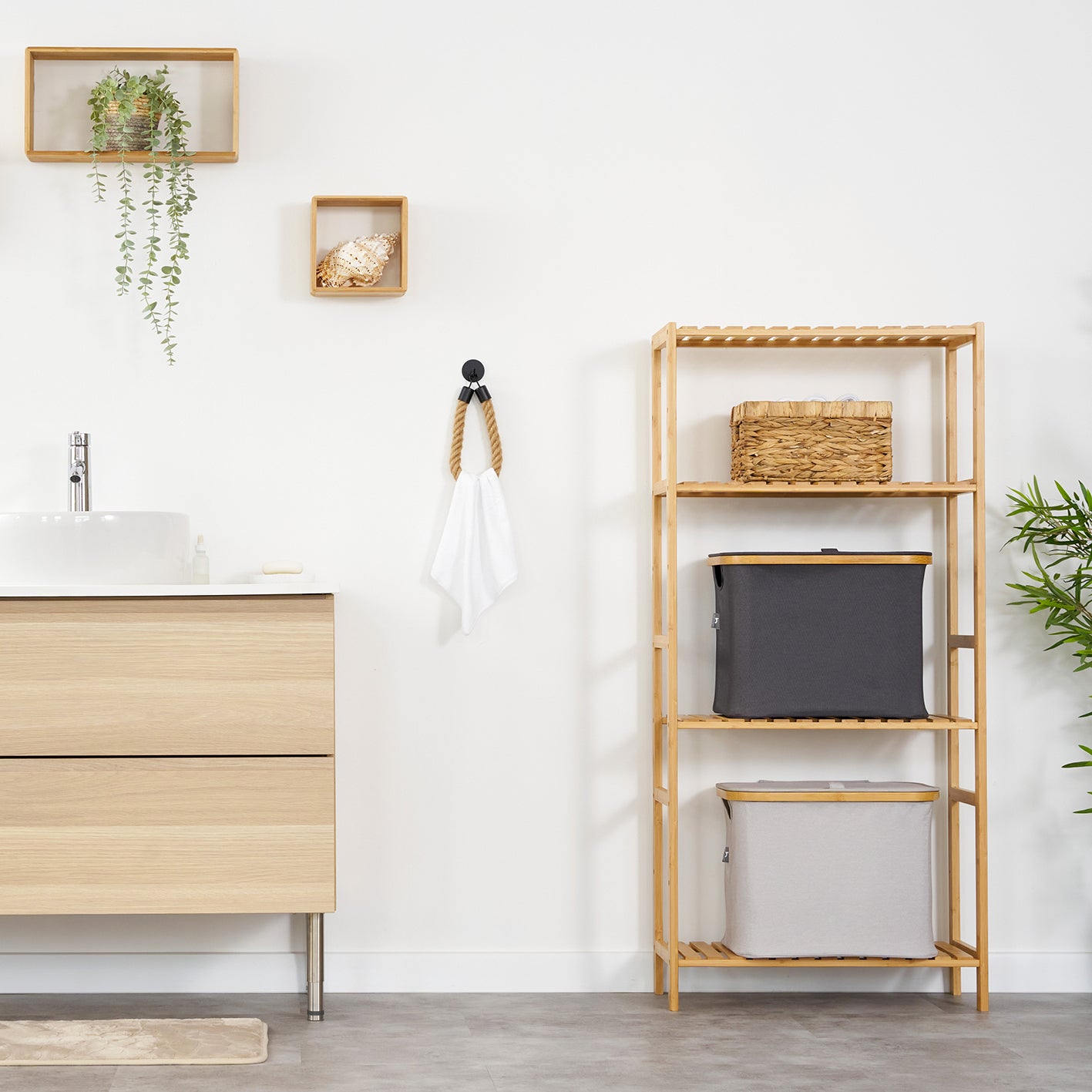 Toilettenpapierhalter - Mattschwarz aus Metall und Juteseil in modernem Badezimmer mit Holzregal und Waschbecken