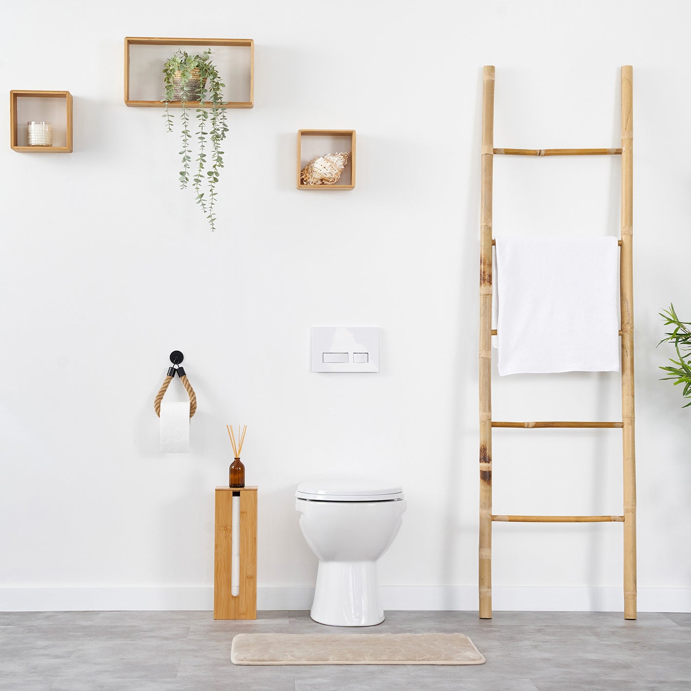 Toilettenpapierhalter ohne Bohren - Mattschwarz mit natürlicher Jute, stilvoll und praktisch im modernen Badezimmer angebracht.