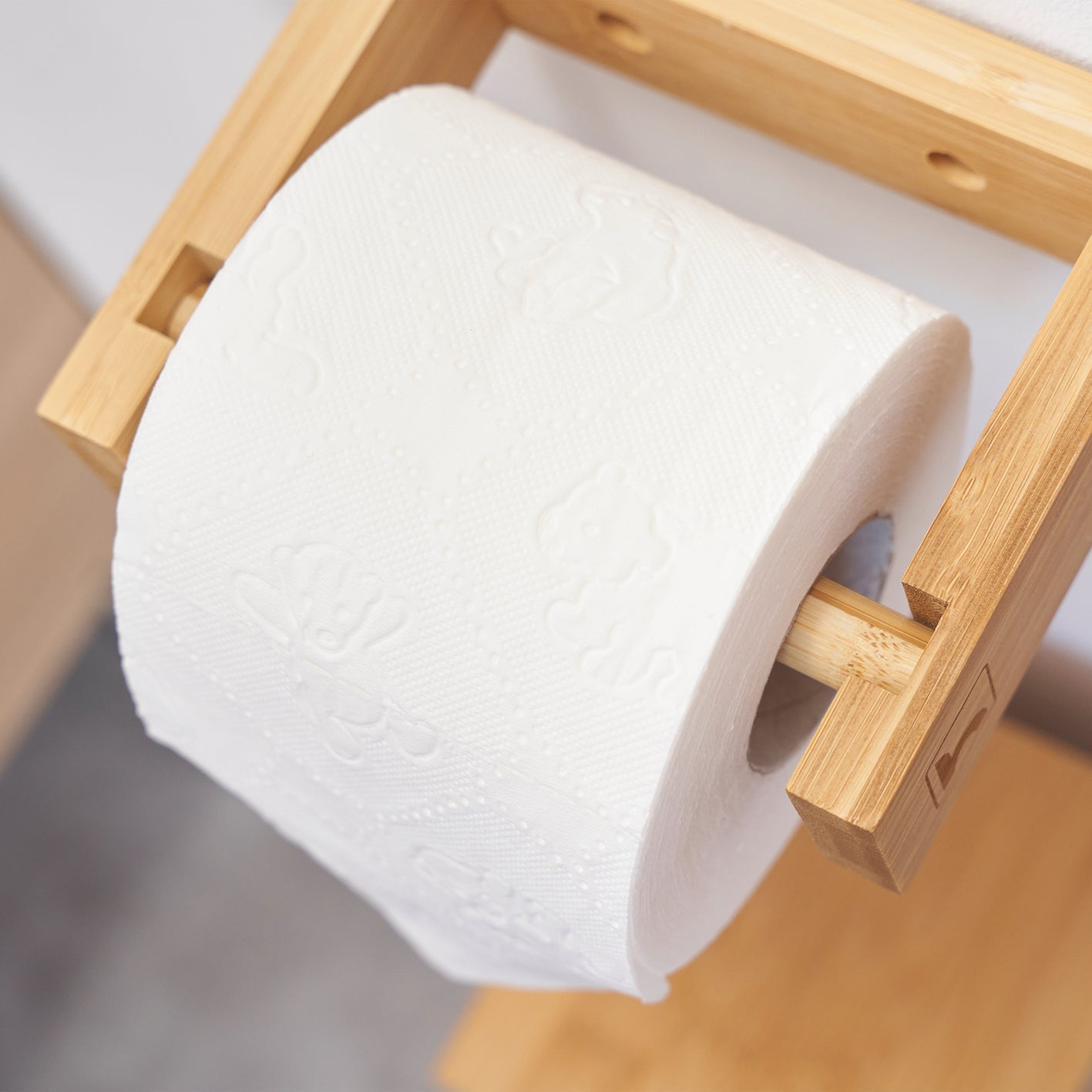 Toilettenpapierhalter Bambus mit praktischem selfklebendem Montageset und elegantem, nachhaltigem Bambusdesign für Badezimmer.