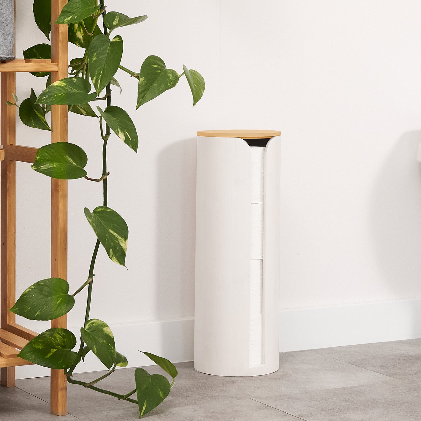 Hennez Toilettenpapier-Aufbewahrung "Maria" Weiß aus Bambus, platzsparend, für 4 Rollen mit Deckel und Füllstandsanzeige.