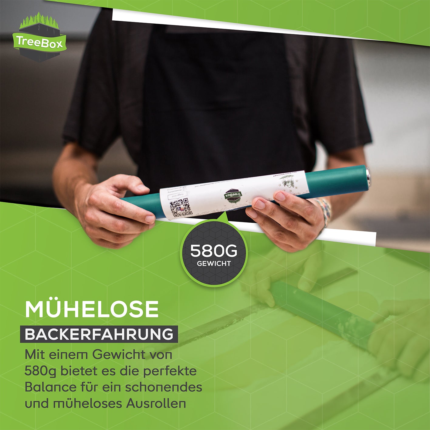 Teigroller aus Silikon - Cyan wird von einer Person gehalten und bietet mit 580g Gewicht optimale Balance zum Ausrollen.