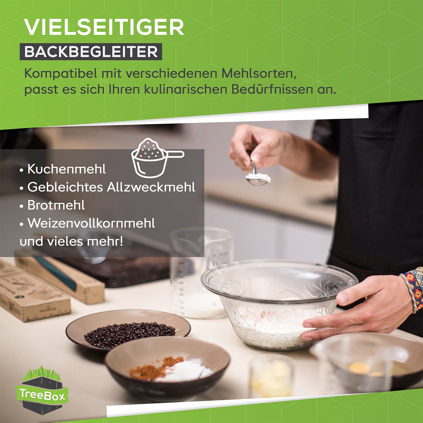 Teigroller aus Silikon - Cyan liegt neben Backzutaten und Messbechern auf einer Küchenarbeitsfläche beim Backen.