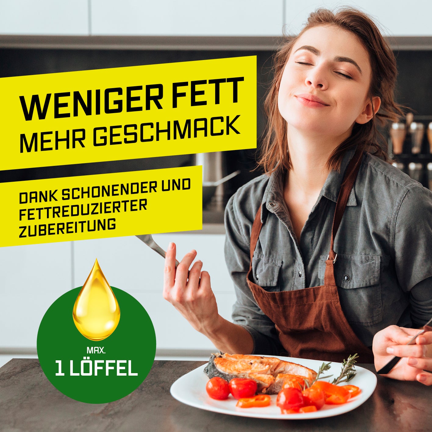 Vertikale Doppelkammer-Heißluftfritteuse mit Sichtfenster - 10 L zeigt genussvolle Frau beim fettarmen Essen mit maximal 1 Löffel Öl.