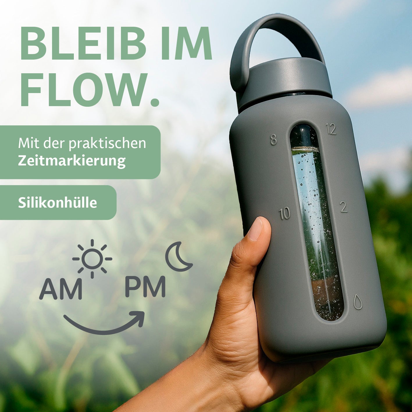 Glas-Trinkflasche – Anthrazit mit 800 ml, Silikonhülle und praktischer AM/PM-Zeitmarkierung für optimalen Flüssigkeitshaushalt.