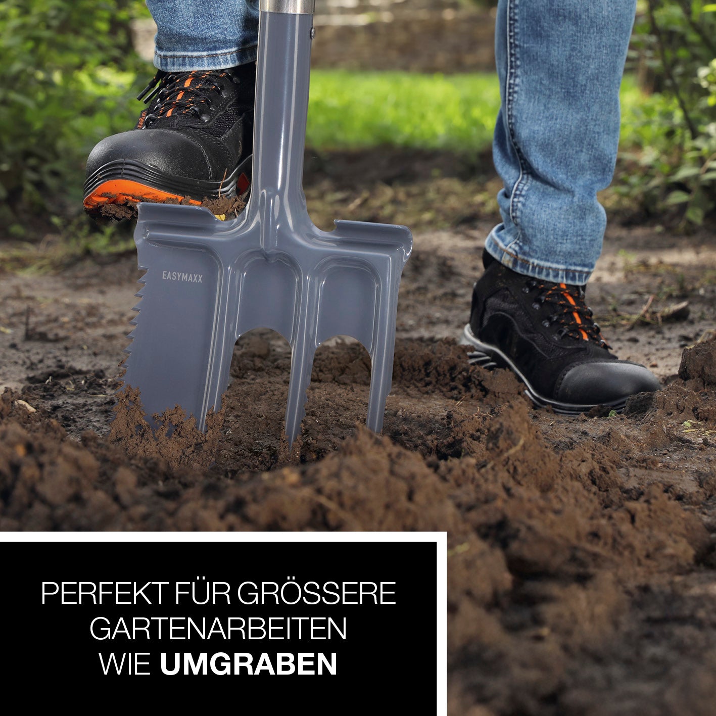 Spatengabel mit Wurzelsäge im Einsatz zum effektiven Auflockern und Umgraben von schwerem Boden im Garten.
