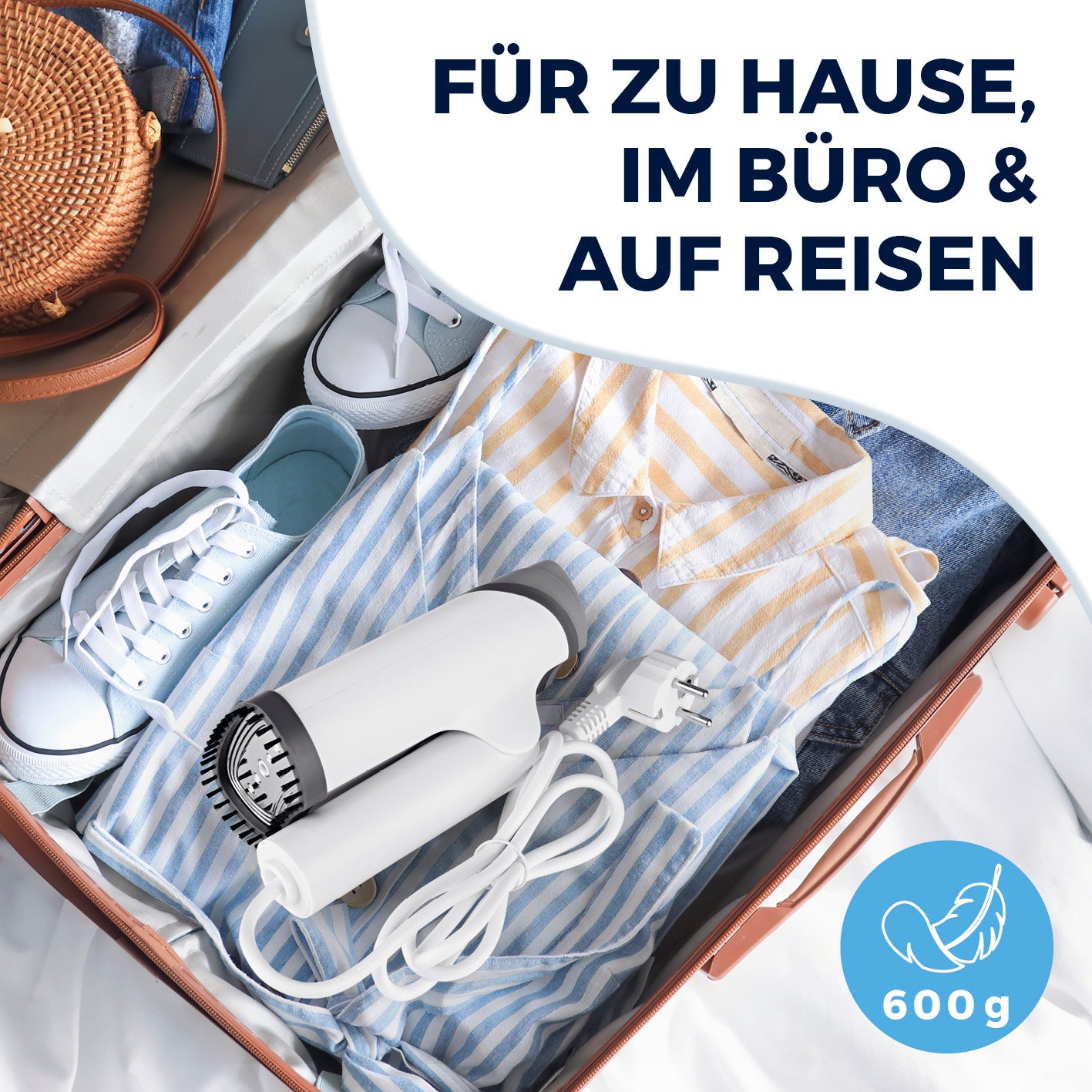 2in1-Dampfbürste im Koffer neben Hemd und Schuhen, praktische Größe ideal für Zuhause, Büro und Reisen, quadratisch 1417x1417px