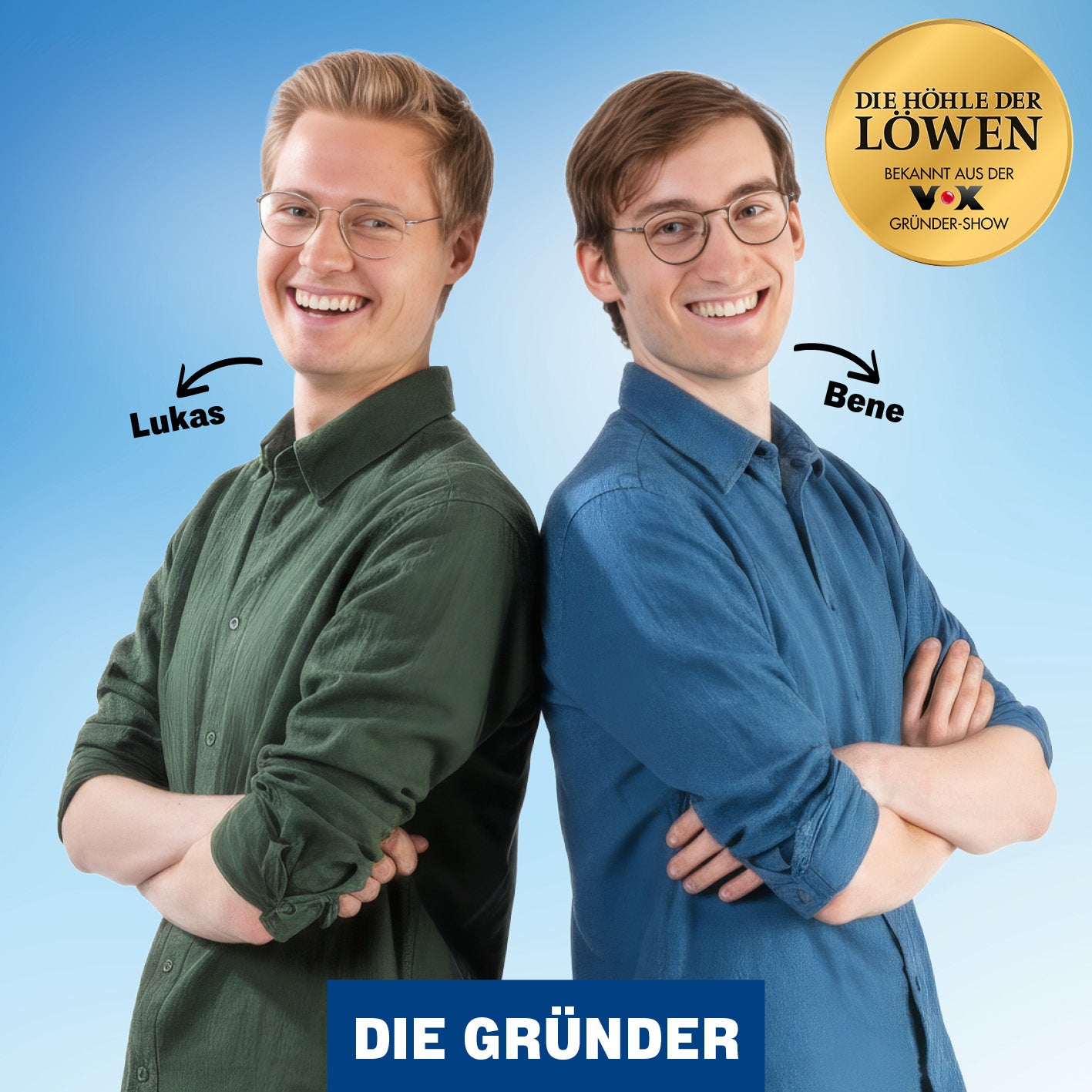 Zwei junge Männer stehen Rücken an Rücken mit verschränkten Armen vor blauem Hintergrund, beworben als Gründer der Flexible Fensterbank zum Lüften ohne Abräumen.