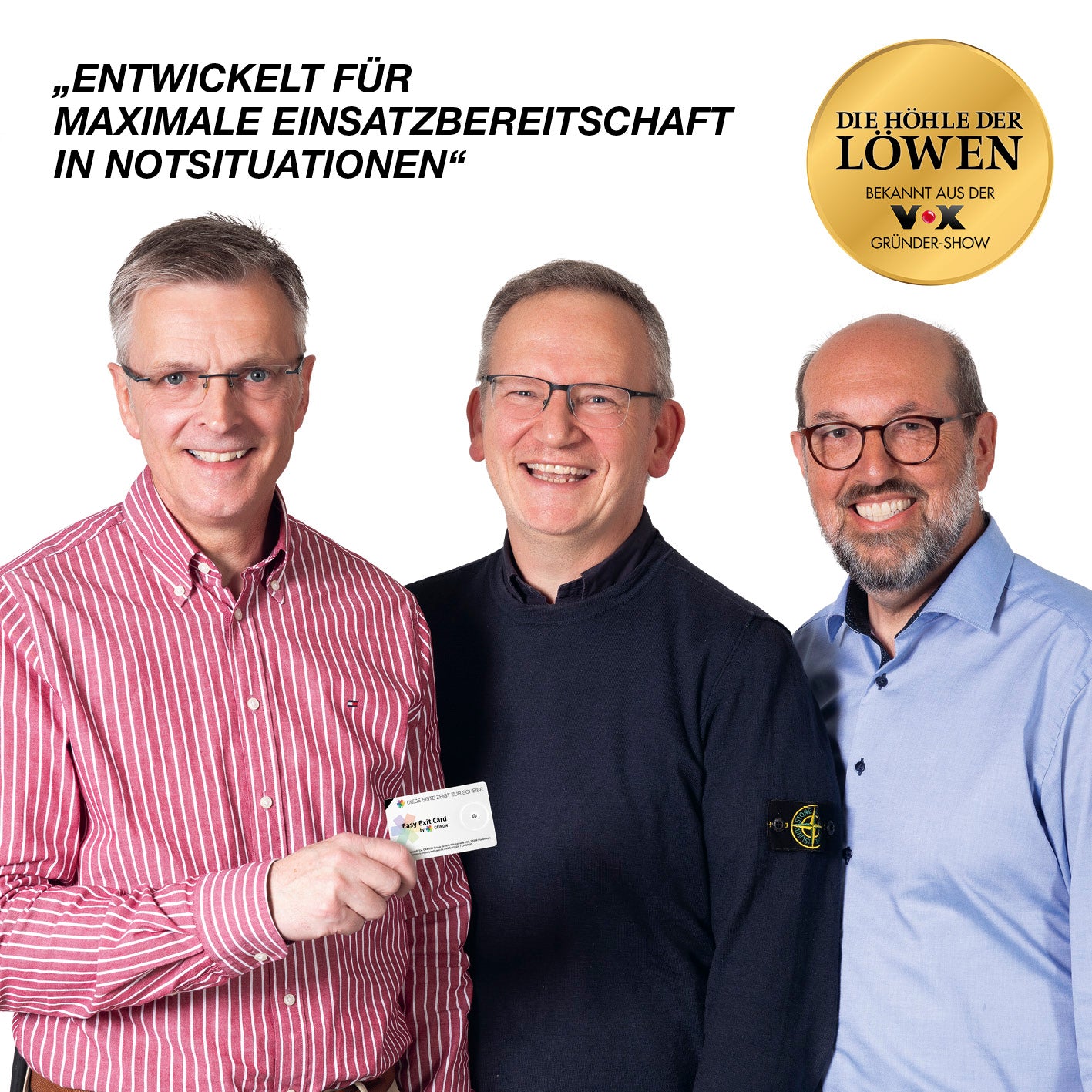 Drei Männer lächeln, einer hält das Notfall-Rettungswerkzeug im Kartenformat mit Gurtschneider, betont Einsatzbereitschaft in Notsituationen.
