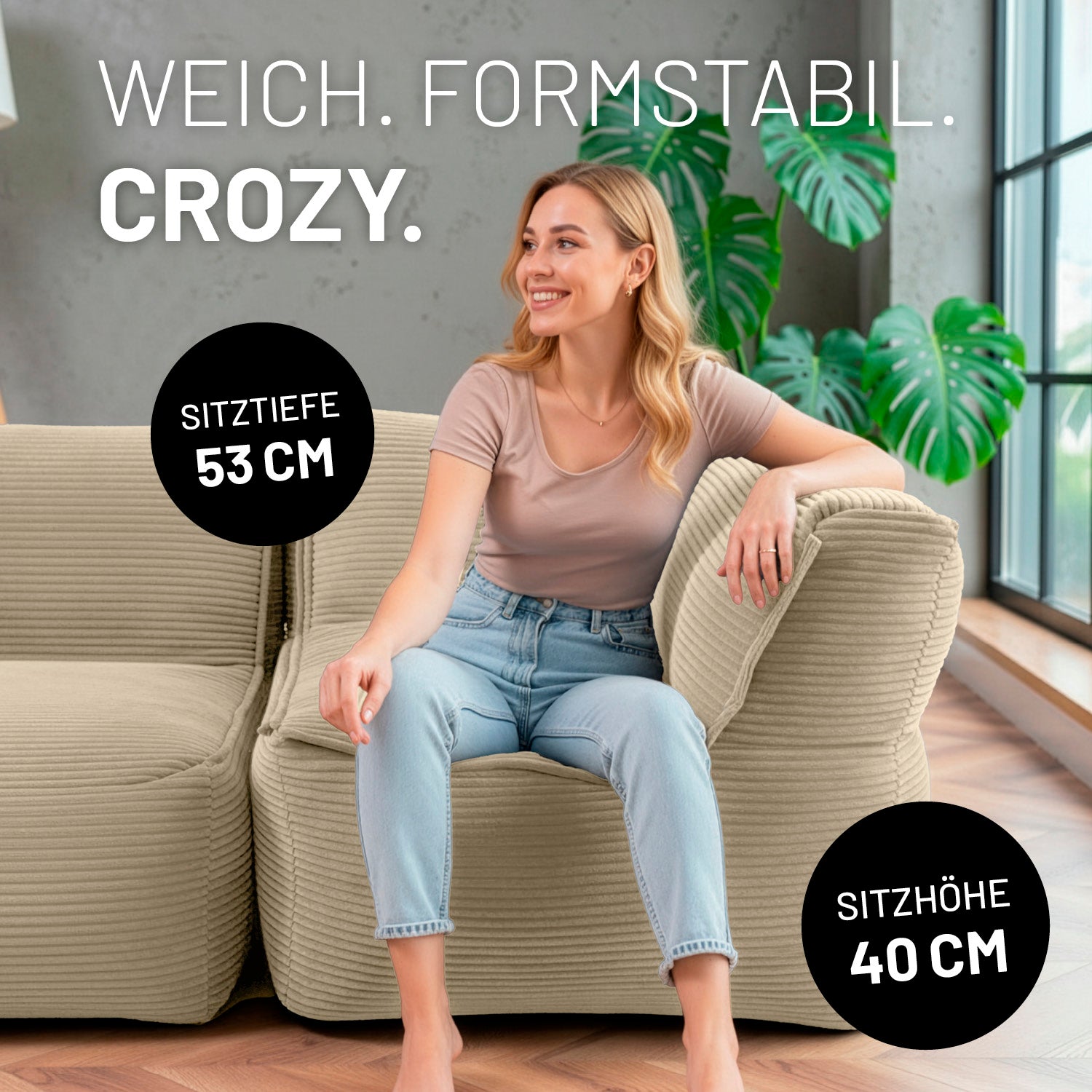 Modulares Eckteil rechts aus der LUMALAND Cord-Reihe - 340 L - 81 x 81 x 70 cm - Beige mit Frau sitzend auf Sofa am Fenster