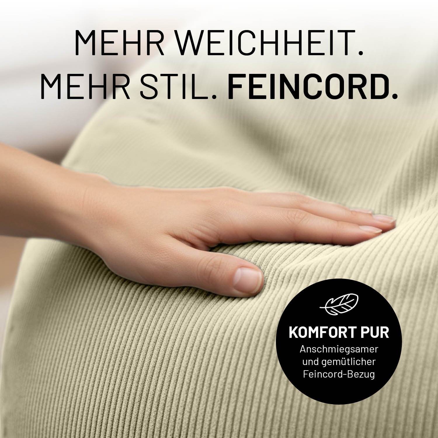 Hand auf weichem Feincord-Stoff des Comfort Line Sitzsack Feincord M - 120 L - Beige, zeigt Komfort und Stil.