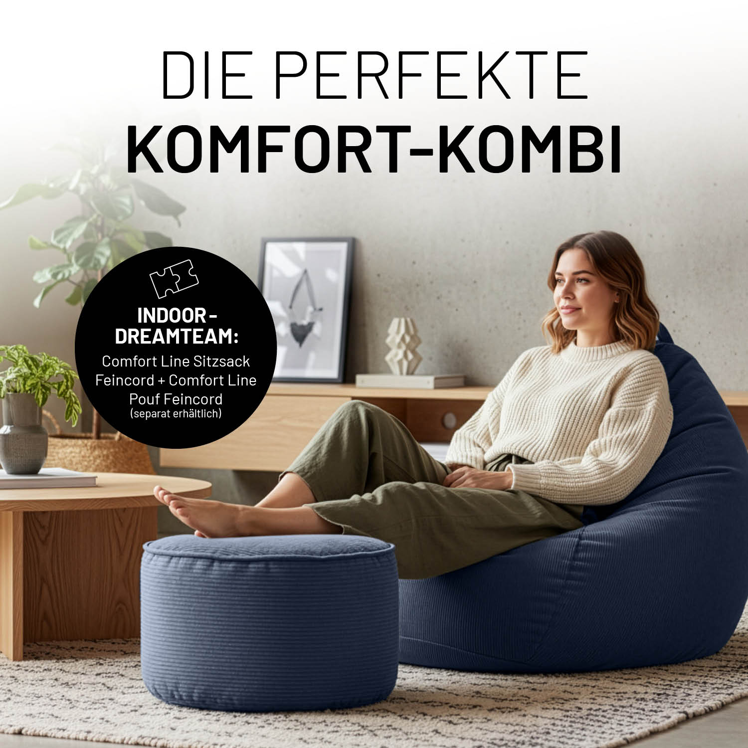 Frau sitzt entspannt auf dem Comfort Line Sitzsack Feincord XL - 250 L - Dunkelblau im modernen Wohnraum mit Hocker.