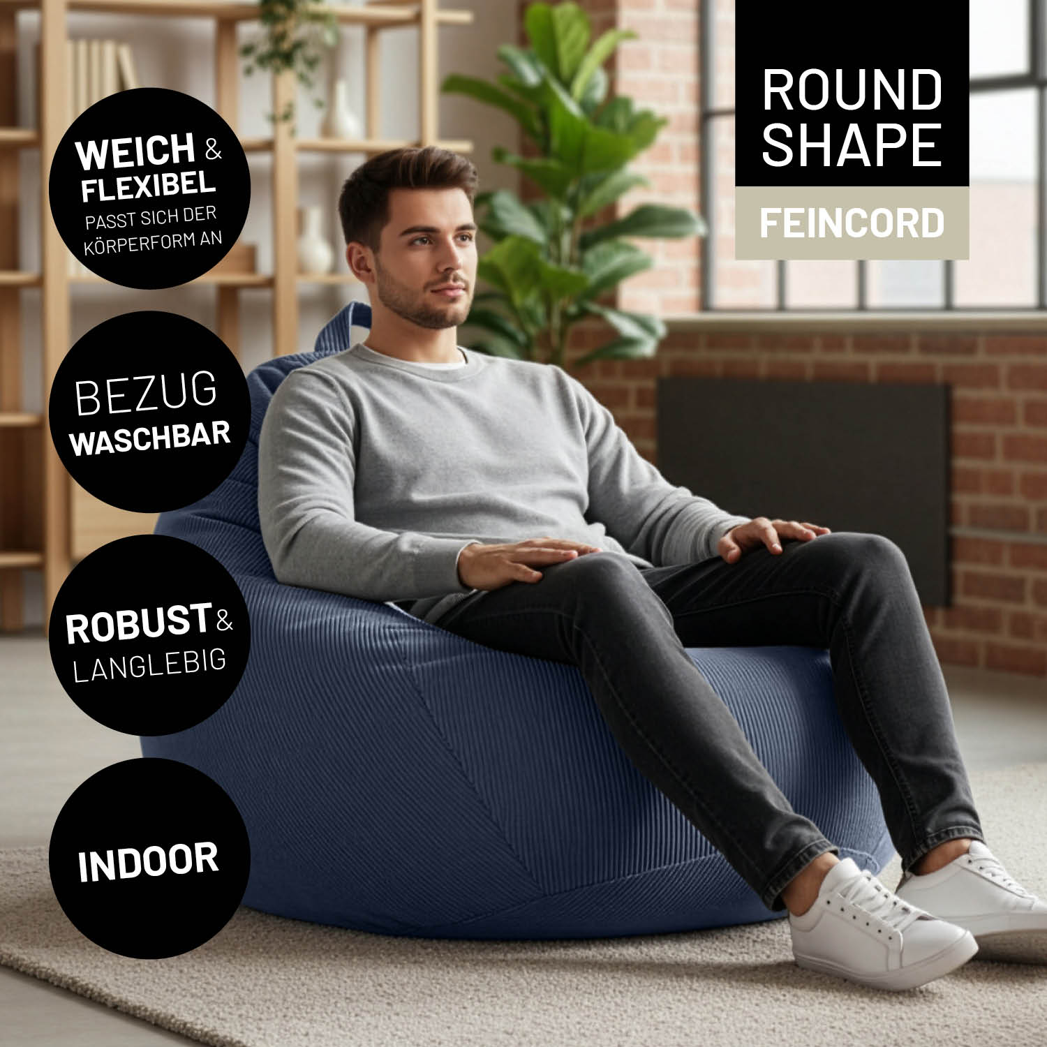 Mann sitzt entspannt auf dem Comfort Line Sitzsack Feincord XXL - 315 L - Dunkelblau in modernem Wohnzimmerambiente.
