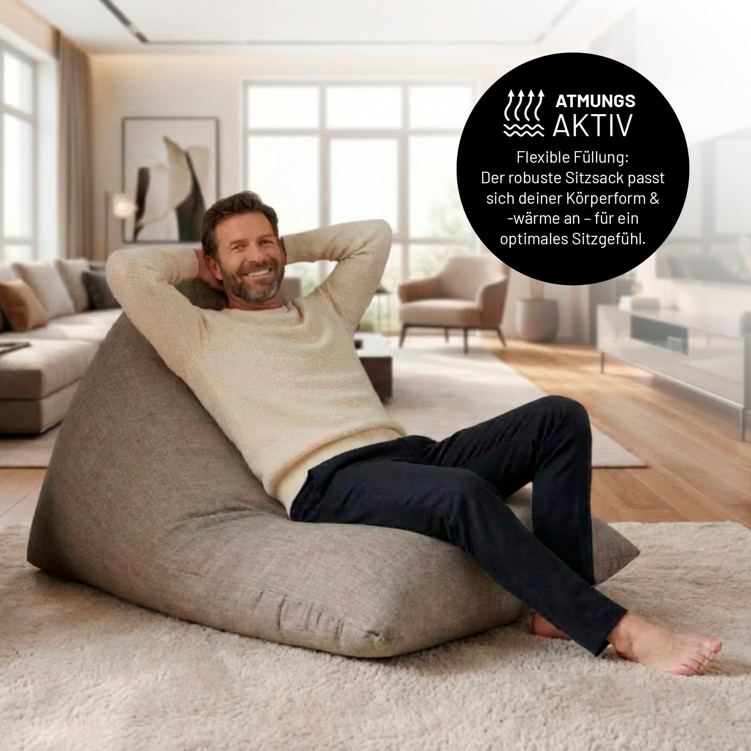 Mann entspannt auf Sitzsack Interior Line (370 L) - indoor - Hellgrau in modernem Wohnzimmer mit natürlichem Licht.