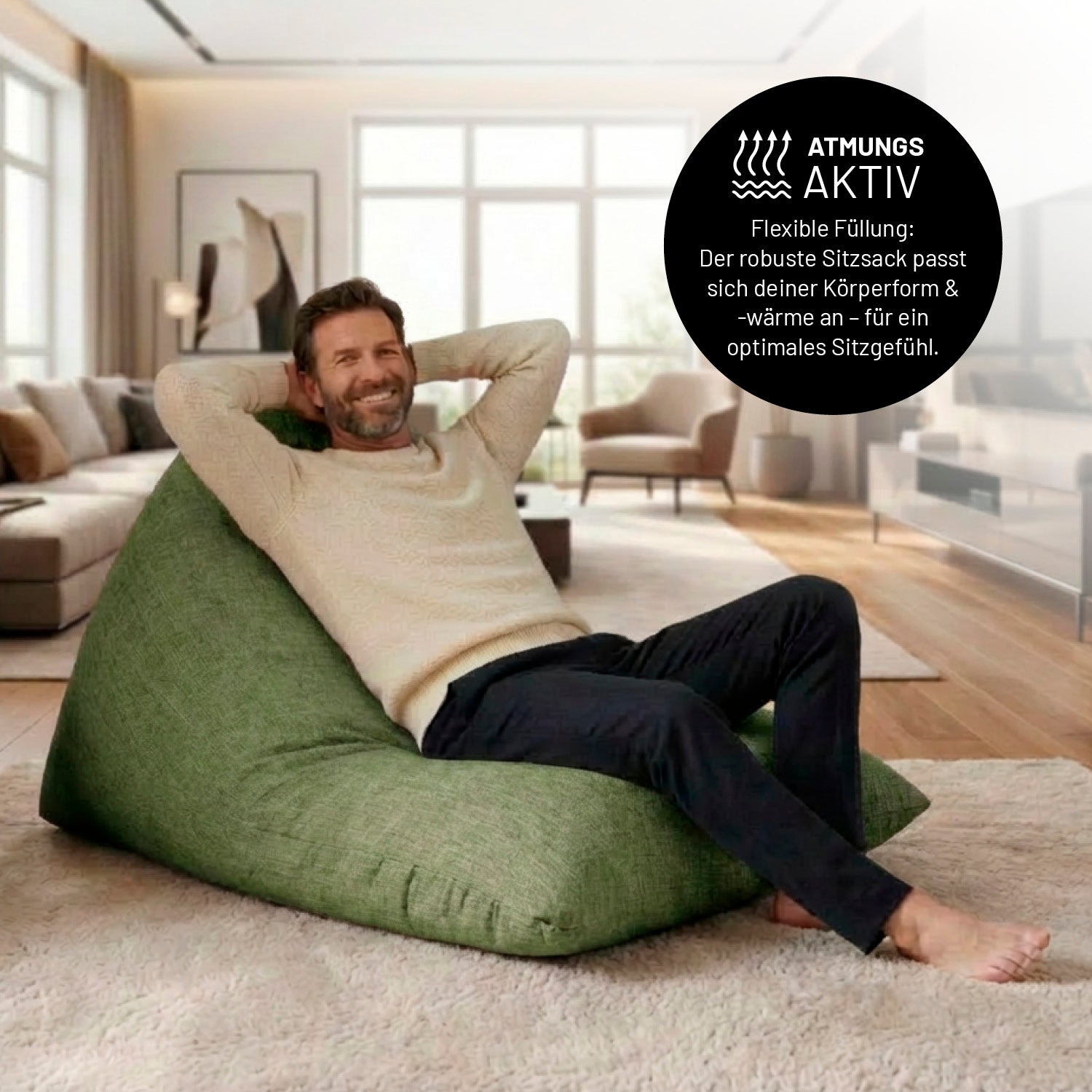 Mann entspannt auf Sitzsack Interior Line (370 L) - indoor - Lime in modernem Wohnzimmer mit hellem Teppich und viel Tageslicht.