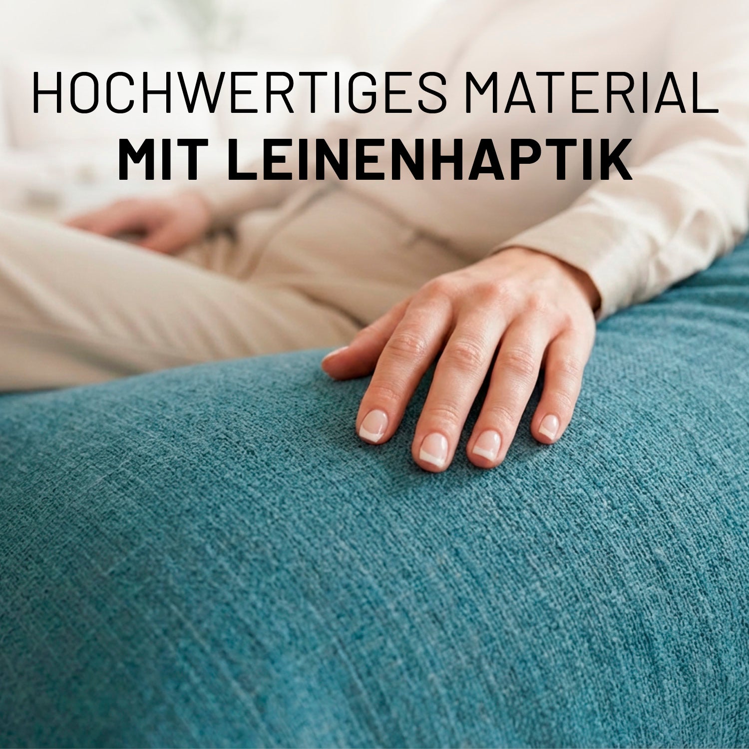 Hand berührt den hochwertigen Sitzsack Interior Line (370 L) - indoor - Aqua mit angenehmer Leinenhaptik.