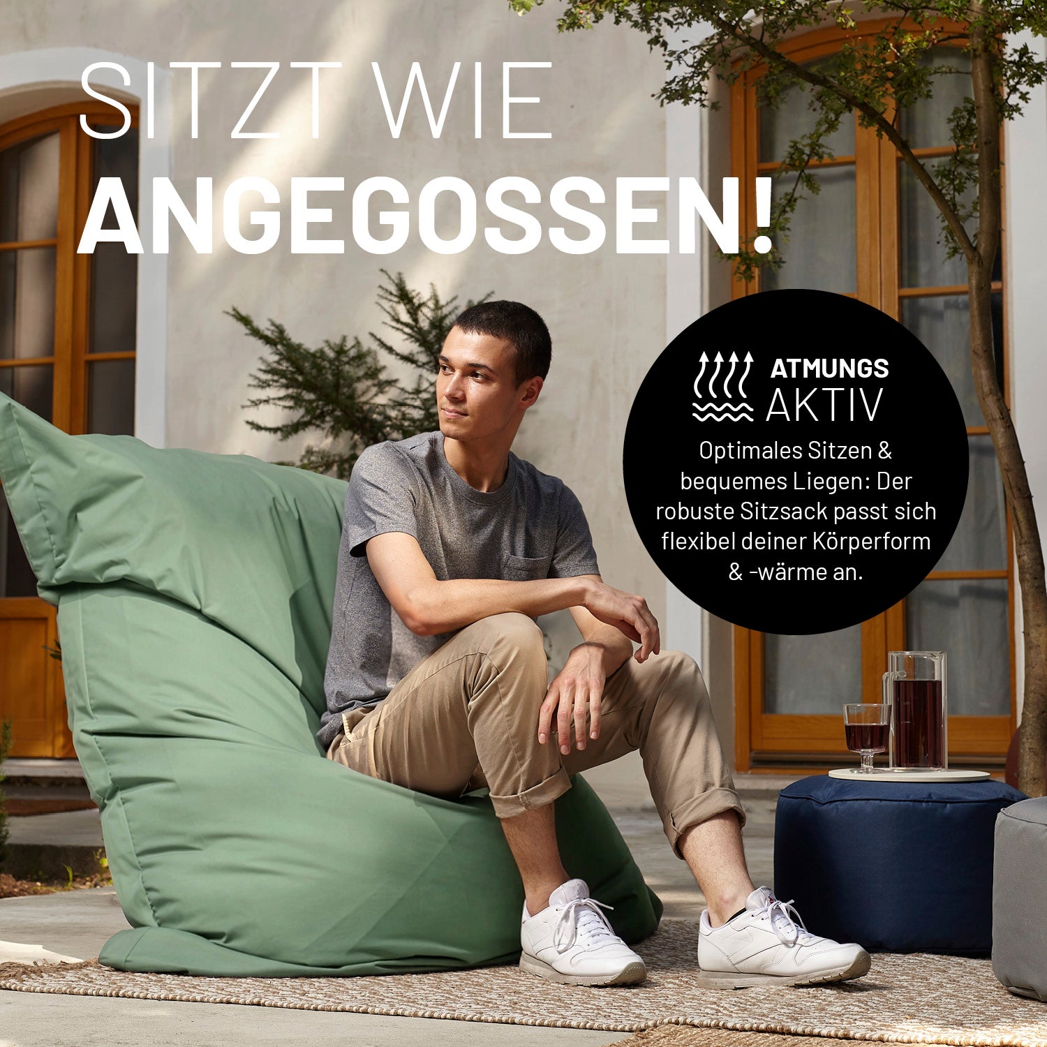 Mann sitzt entspannt auf dem Sitzsack Classic XXL (380 L) - indoor & outdoor - Pastell Grün, der sich ergonomisch der Körperform anpasst.