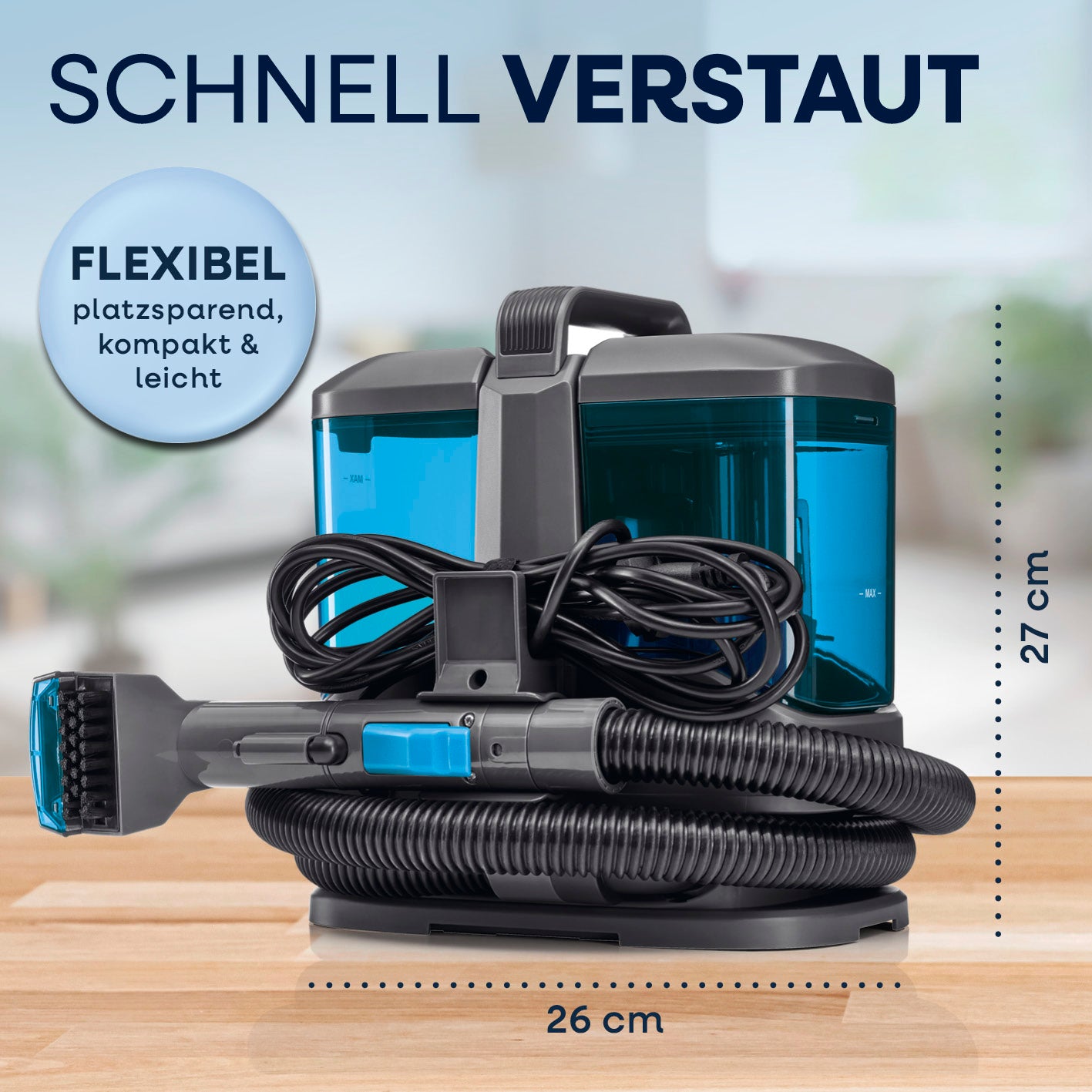 Polster- & Teppichreiniger Kompakt Pro - 450 W, flexibel, kompakt, platzsparend, mit Schlauch und Zubehör auf Holztisch dargestellt.
