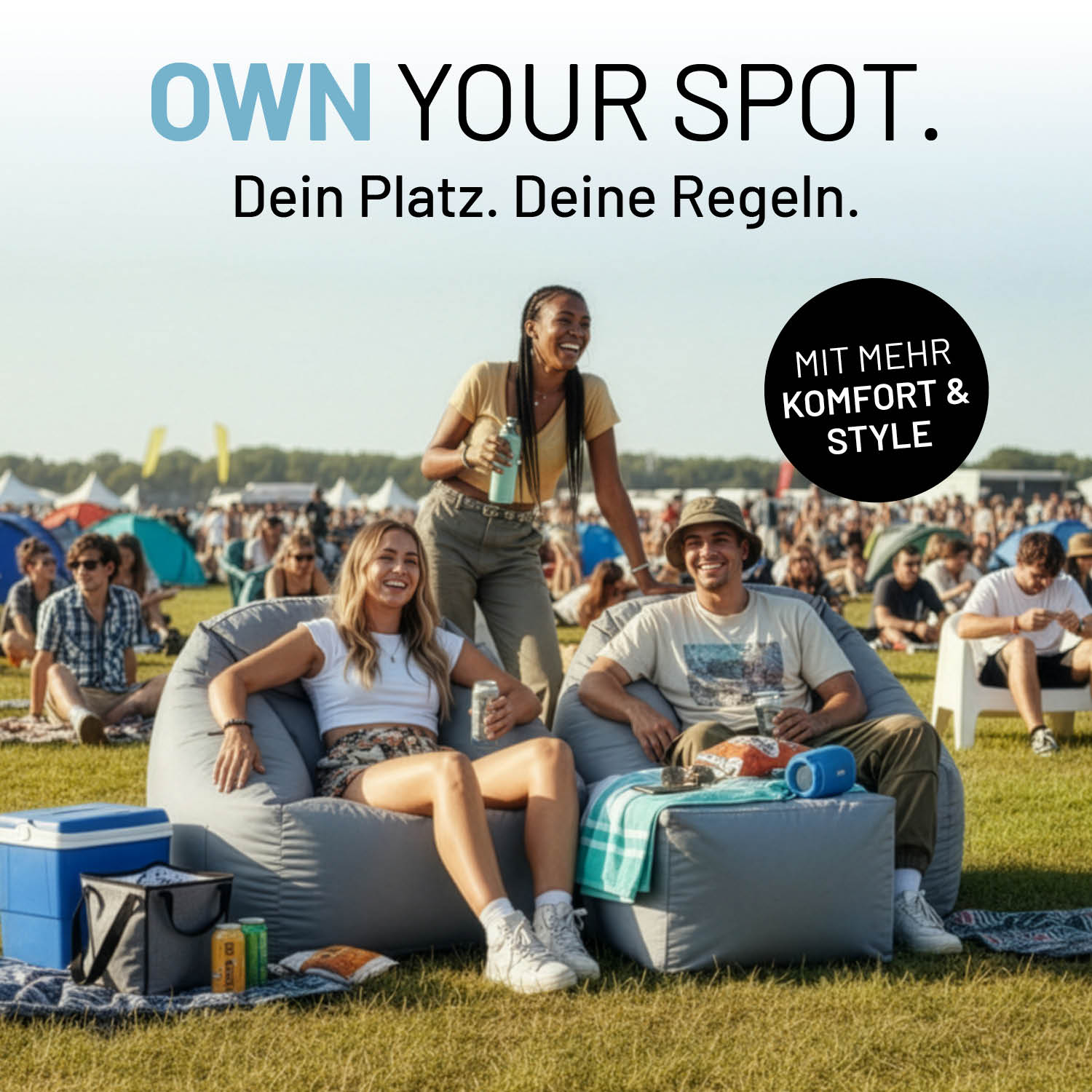 CrozyAir Relax-Set XL Luftsessel + Lufthocker inkl. Luftpumpe 2GO mit entspannten Menschen auf Festivalwiese bei sonnigem Wetter.