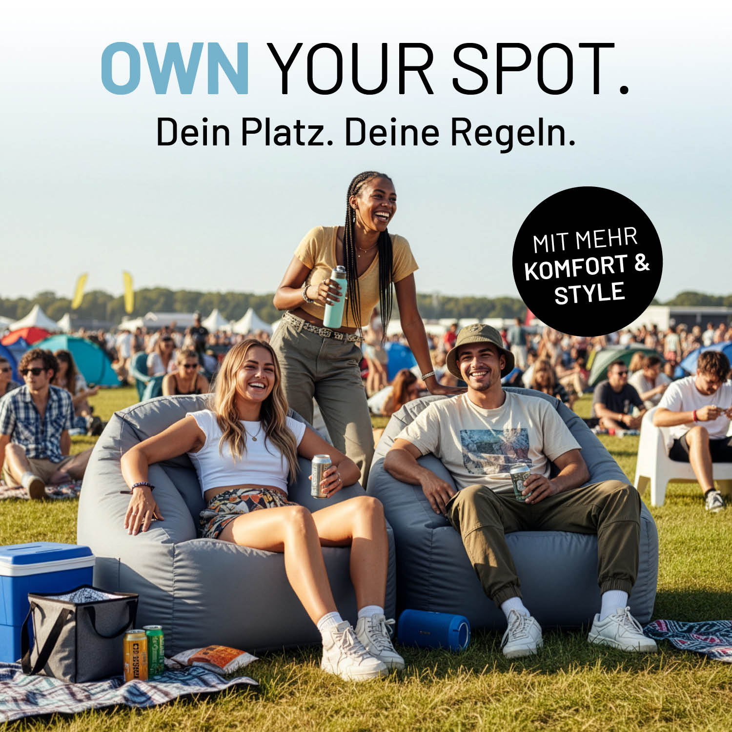 Drei Personen sitzen und entspannen auf CrozyAir Luftsessel inkl. Luftpumpe 2GO - 87 x 95 x 80/35 cm - Grau im Freien bei Sonnenschein.