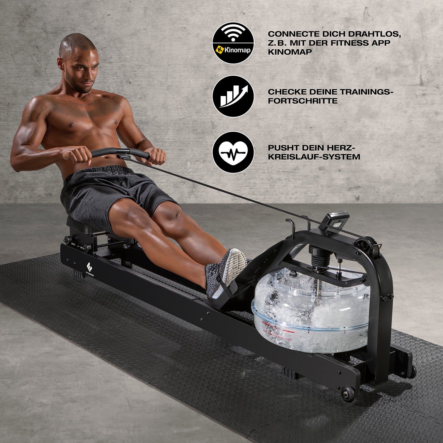 Mann trainiert auf Wasser-Rudergerät Smart - schwarz mit kabelloser Kinomap-Verbindung für Ganzkörper-Workout und Herz-Kreislauf-Training.
