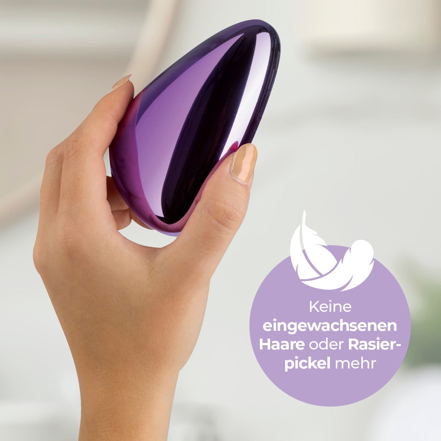 Haarentferner Nano-Glas - lila in Hand gehalten zur sanften Haar- und Hautschuppenentfernung ohne Klingen und Strom.