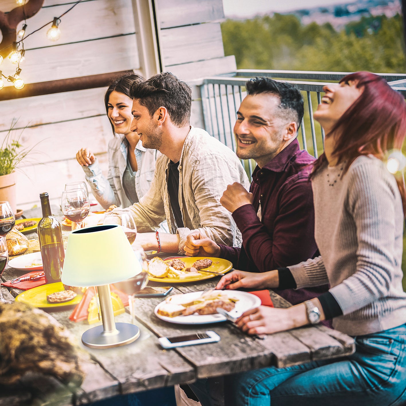 Solar-Tischleuchte - Edelstahl/weiß mit warmweißem LED-Licht und An-/Ausschalter, ideal für gemütliche Abendessen im Freien.
