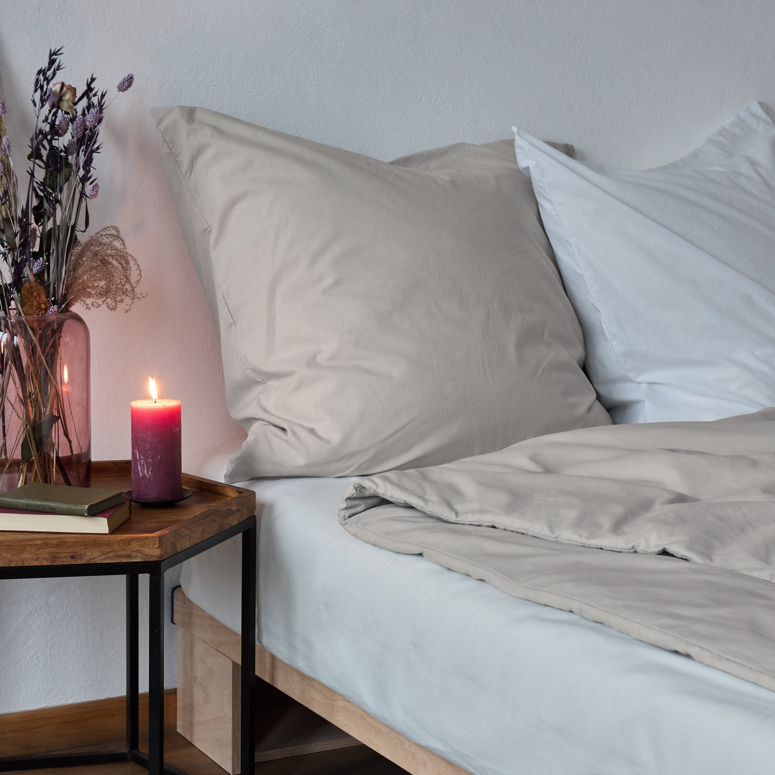 Premium Bettwäsche Everyday - Ganzjahres Bettbezug 155x200 cm & Kissenbezug 80x80 cm in elegantem Grau auf modernem Bett.