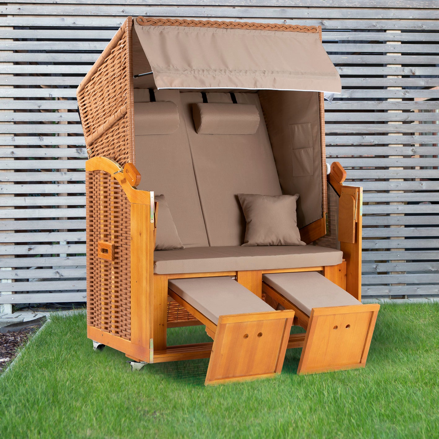 2-Sitzer-Strandkorb (Ostsee) mit Rollen aus Hartholz und PE-Geflecht, verstellbar, mit Fußbänken, Kissen und Tischen.