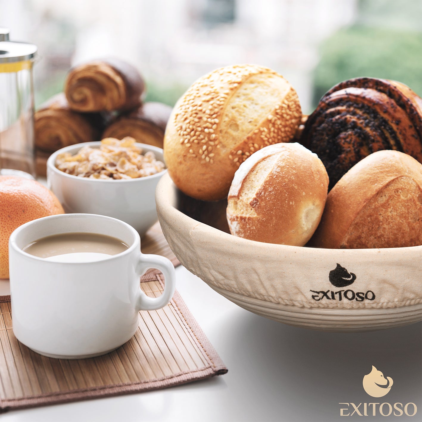 Gärkörbchen zum Brotbacken - Ø 25cm mit frischen Brötchen, Leineneinsatz und atmungsaktiver Rattanfaser für perfekt gegärten Teig.